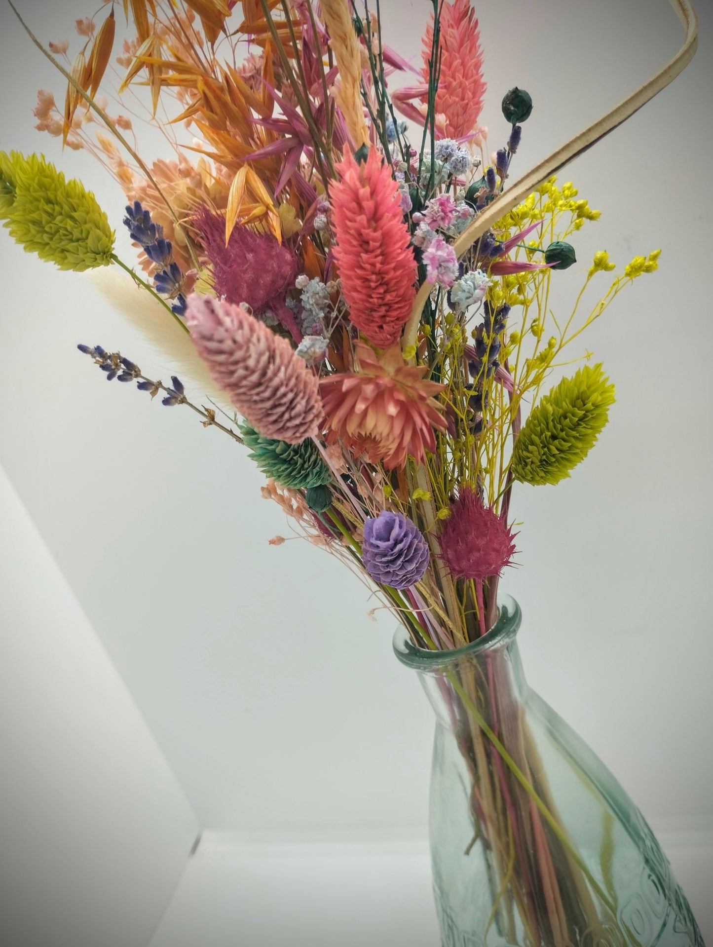 Droogbloemen in kleurrijk vaasje