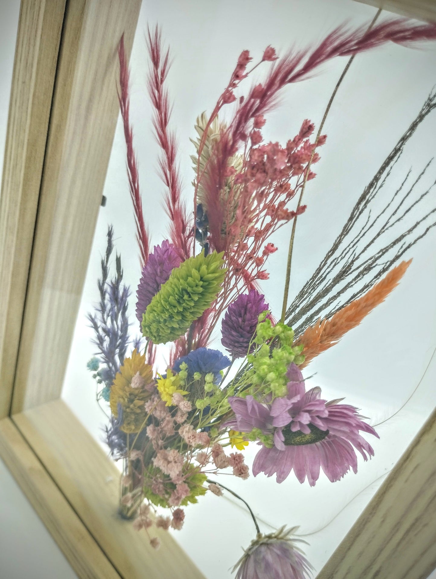 Droogbloemen in houten kader