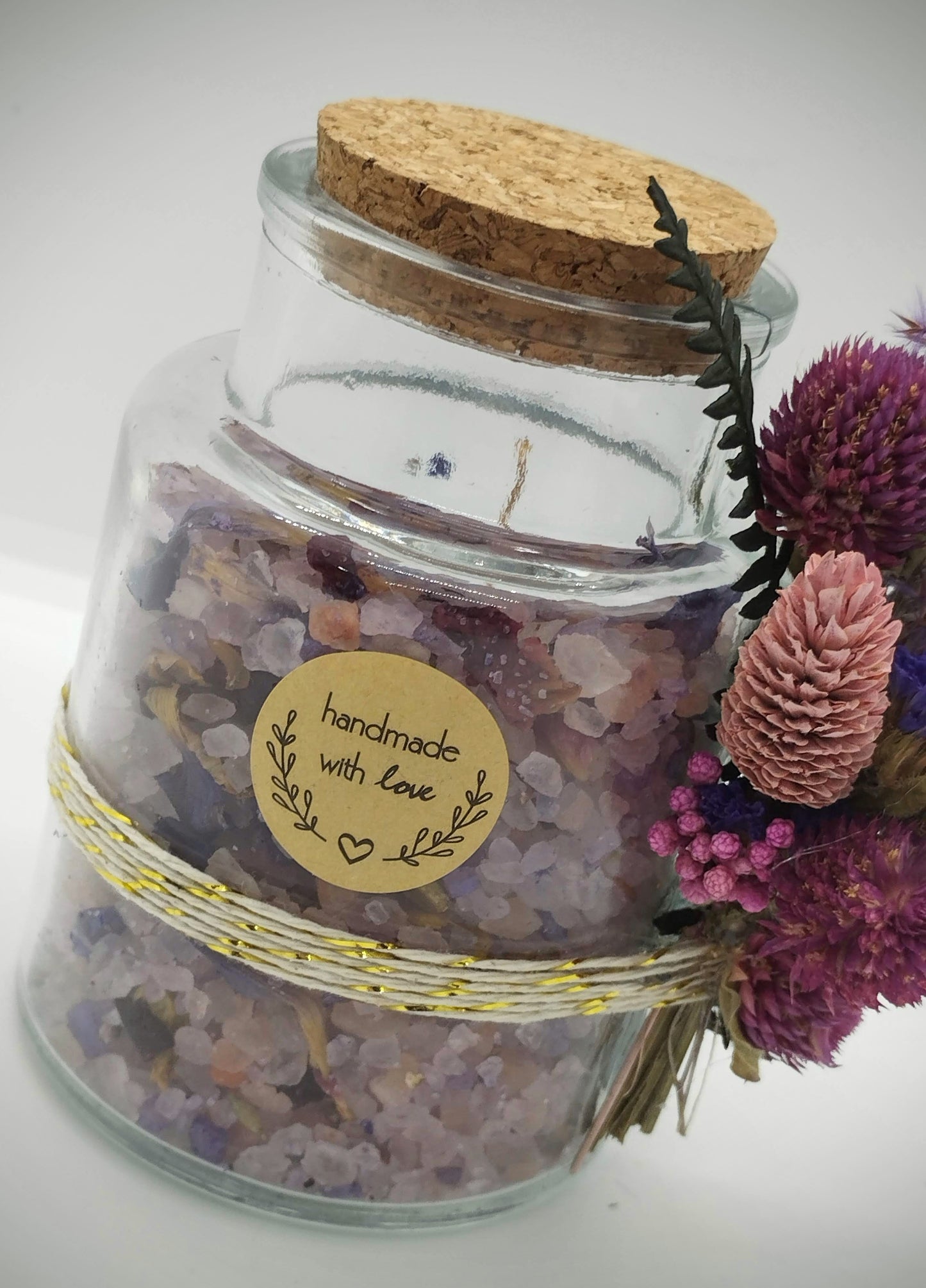 Badzout met droogbloemen - rozenkopjes, lotus , lavendel , korenbloemen en rode rozenblaadjes.
