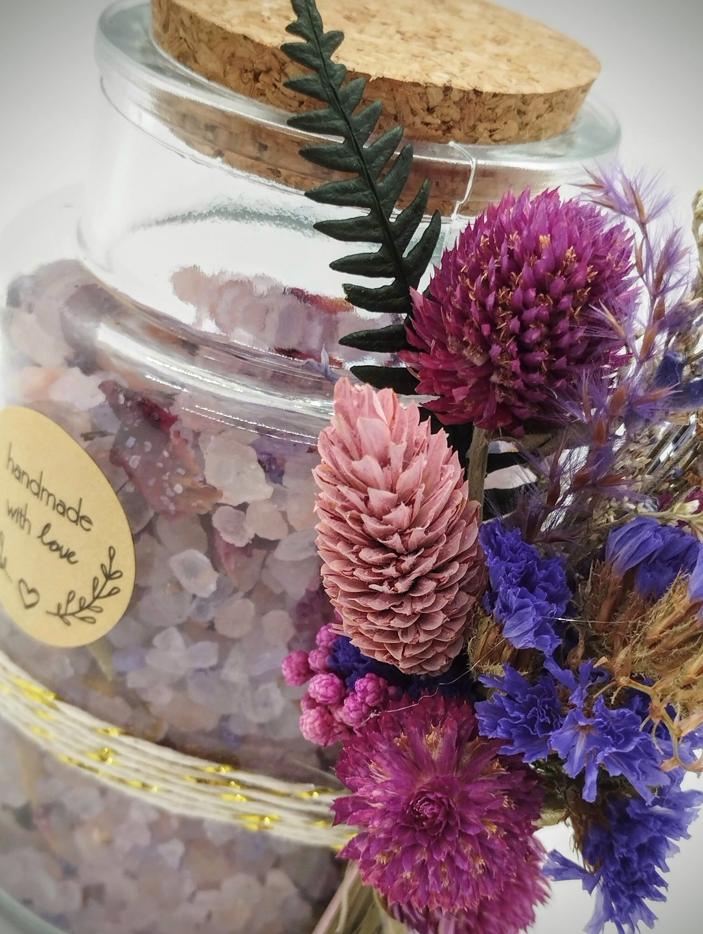Badzout met droogbloemen - rozenkopjes, lotus , lavendel , korenbloemen en rode rozenblaadjes.