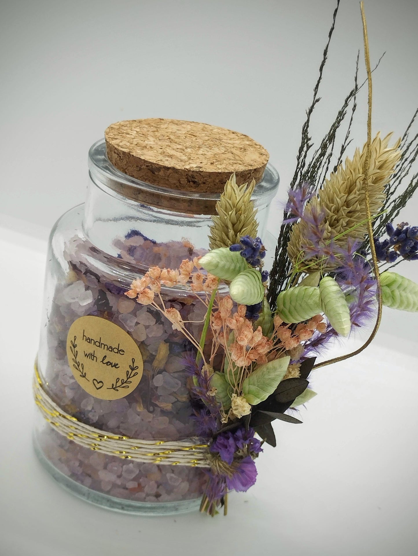 Badzout met droogbloemen - rozenkopjes, lotus , lavendel , korenbloemen en rode rozenblaadjes.