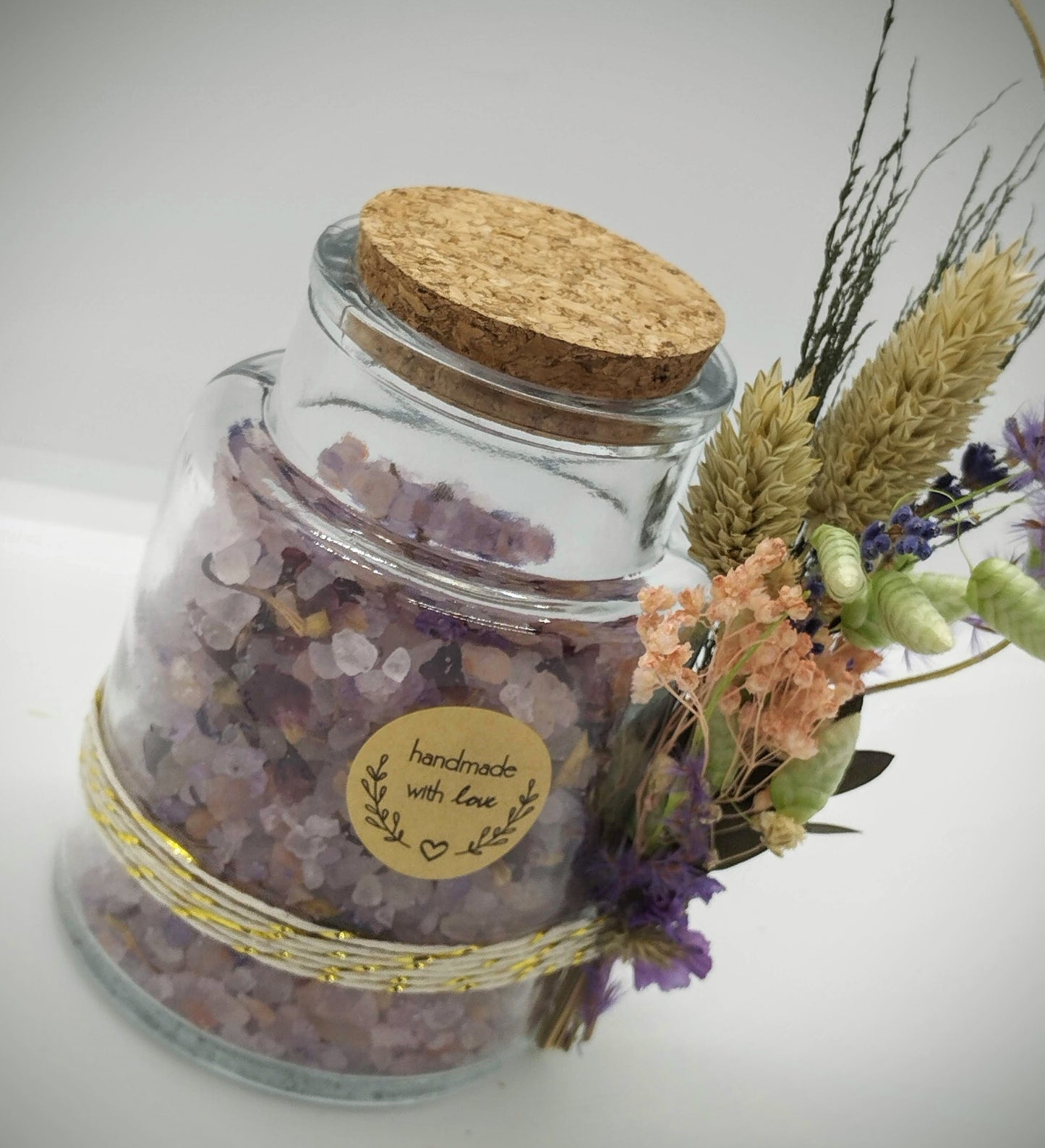 Badzout met droogbloemen - rozenkopjes, lotus , lavendel , korenbloemen en rode rozenblaadjes.