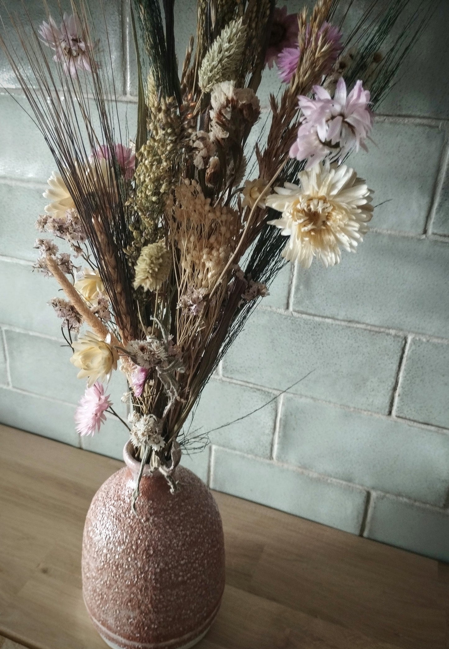 Droogbloemen in rood geglazuurd keramieke vaasje