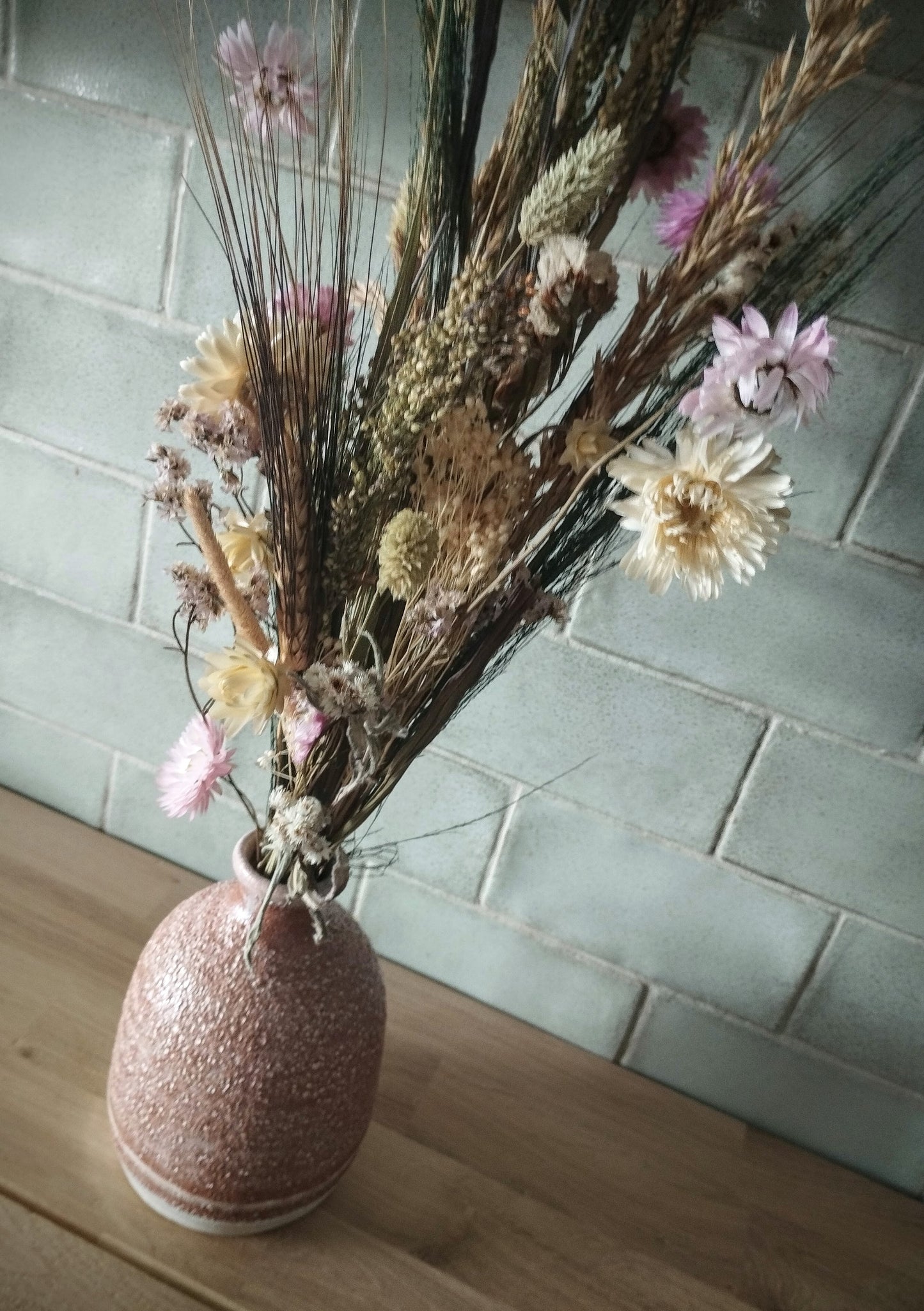 Droogbloemen in rood geglazuurd keramieke vaasje