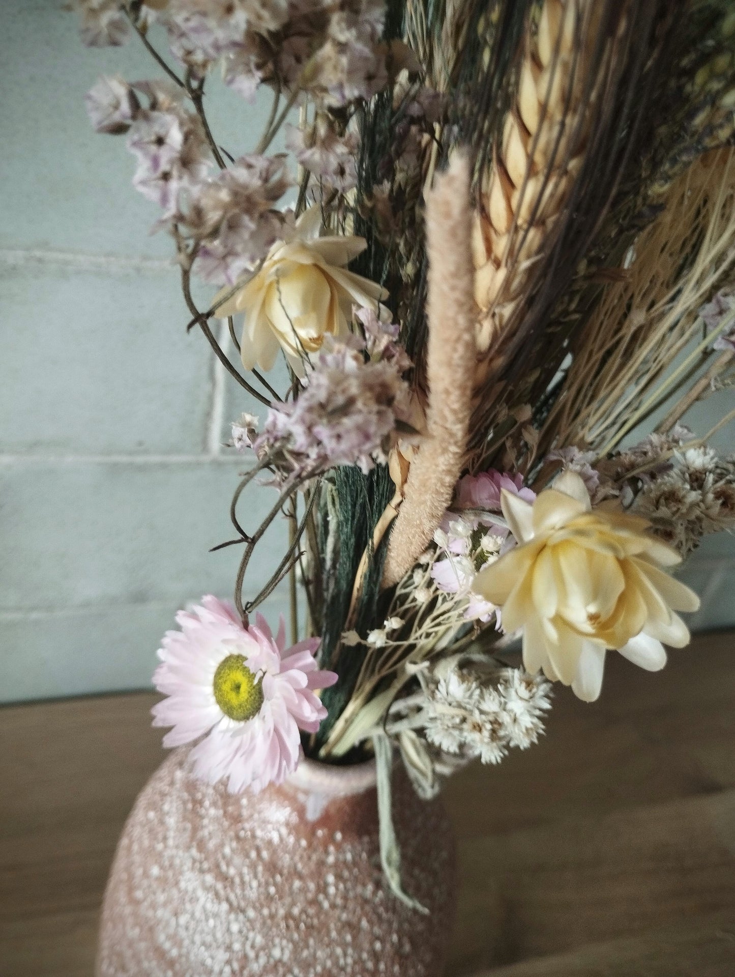 Droogbloemen in rood geglazuurd keramieke vaasje