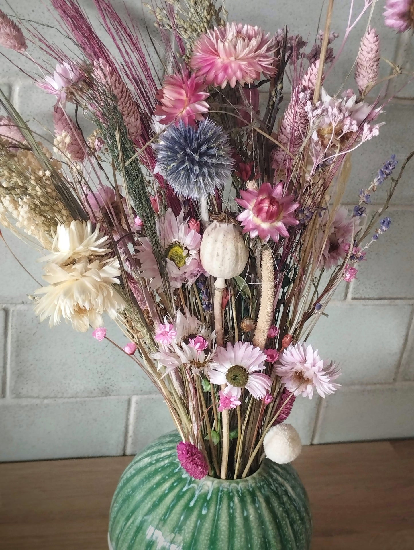 Droogbloemen in rond keramieke vaasje