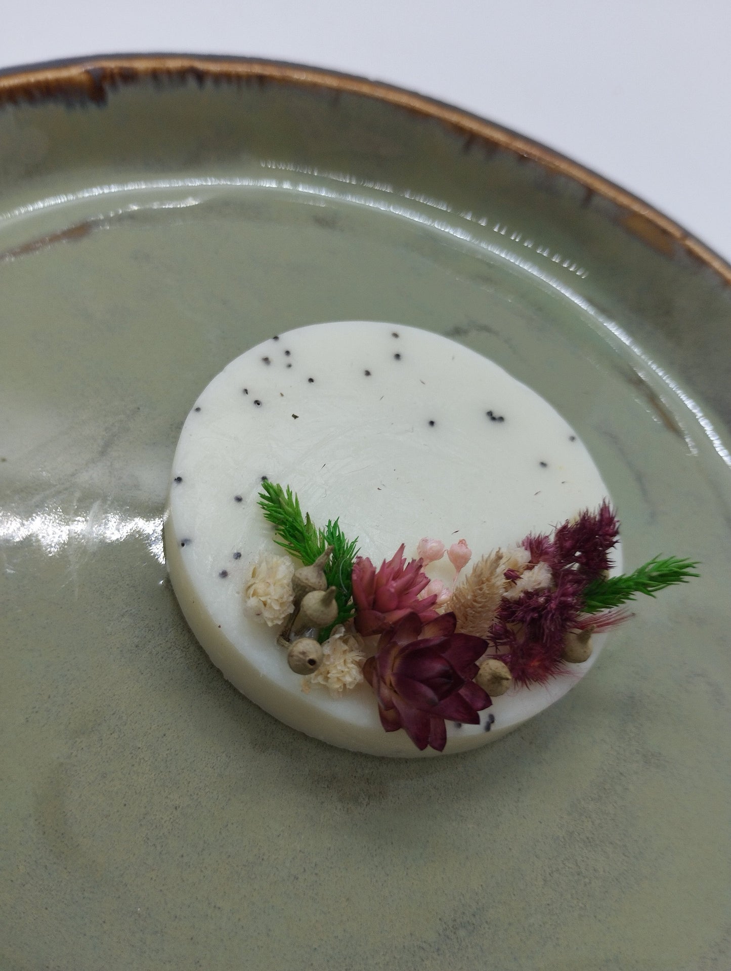 Zeepje met maanzaadjes en droogbloemen (fresh Cotton) - Bulkkorting (10+)