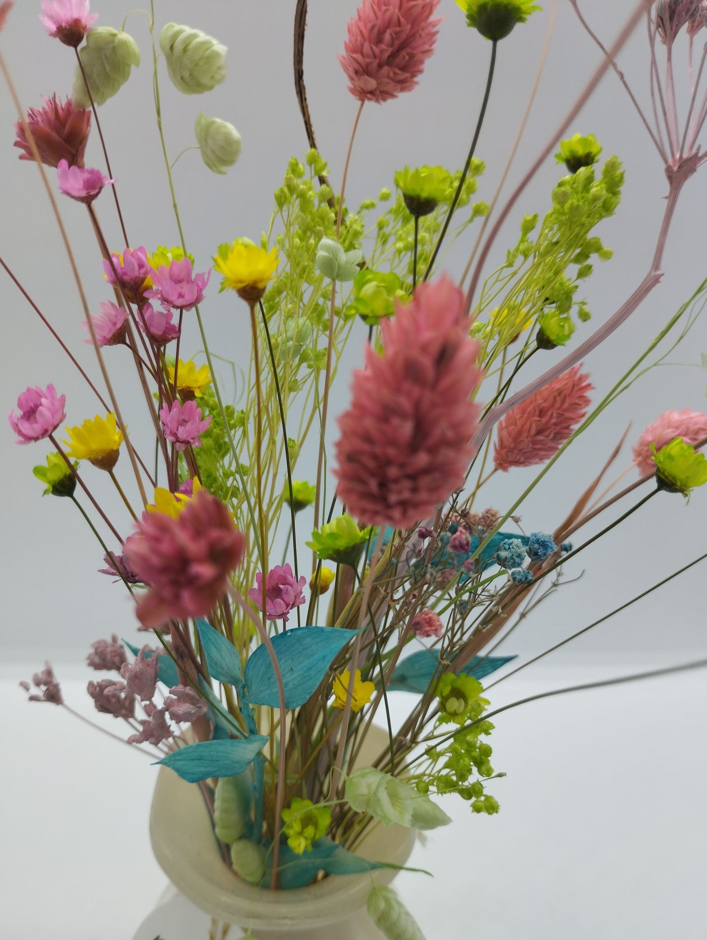 Droogbloemen in kleurrijk Porseleine vaasje