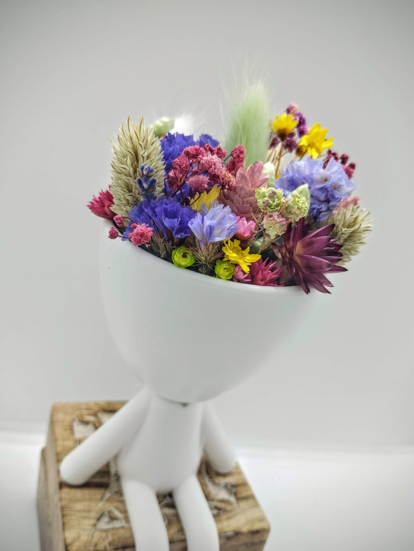 Plantenpotje mannetje met droogbloemen
