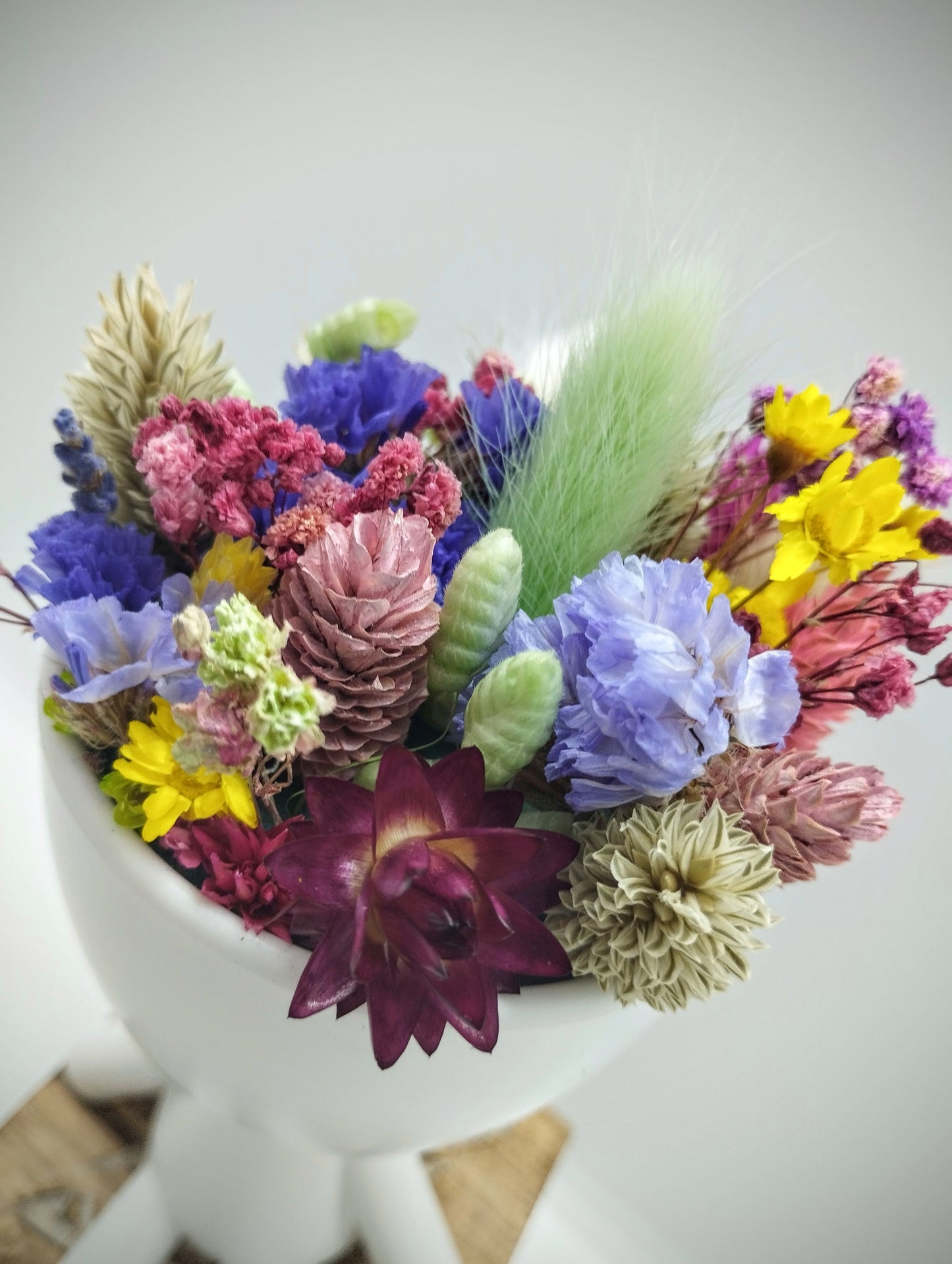 Plantenpotje mannetje met droogbloemen