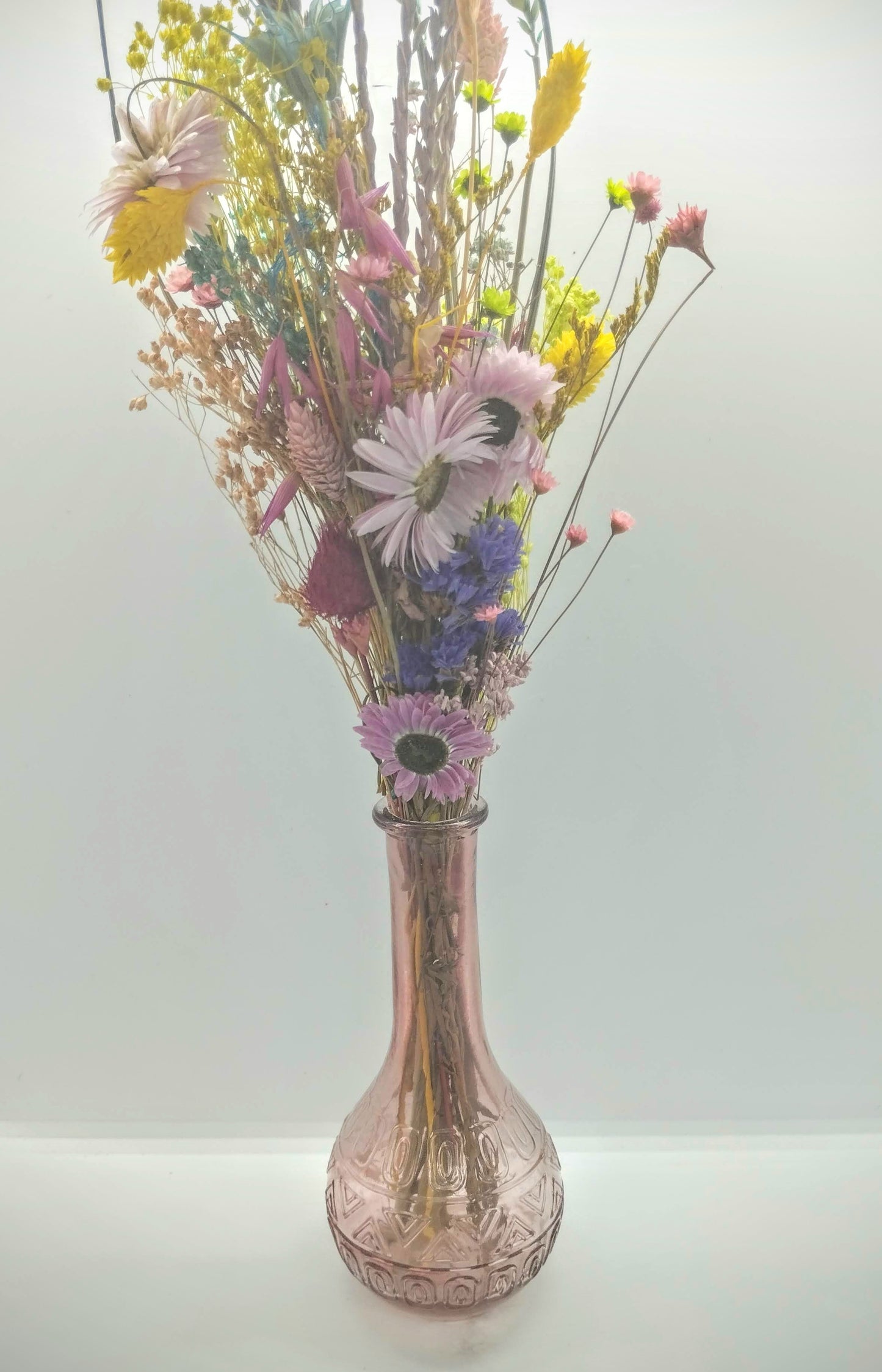 Droogbloemen in kleurrijk vaasje
