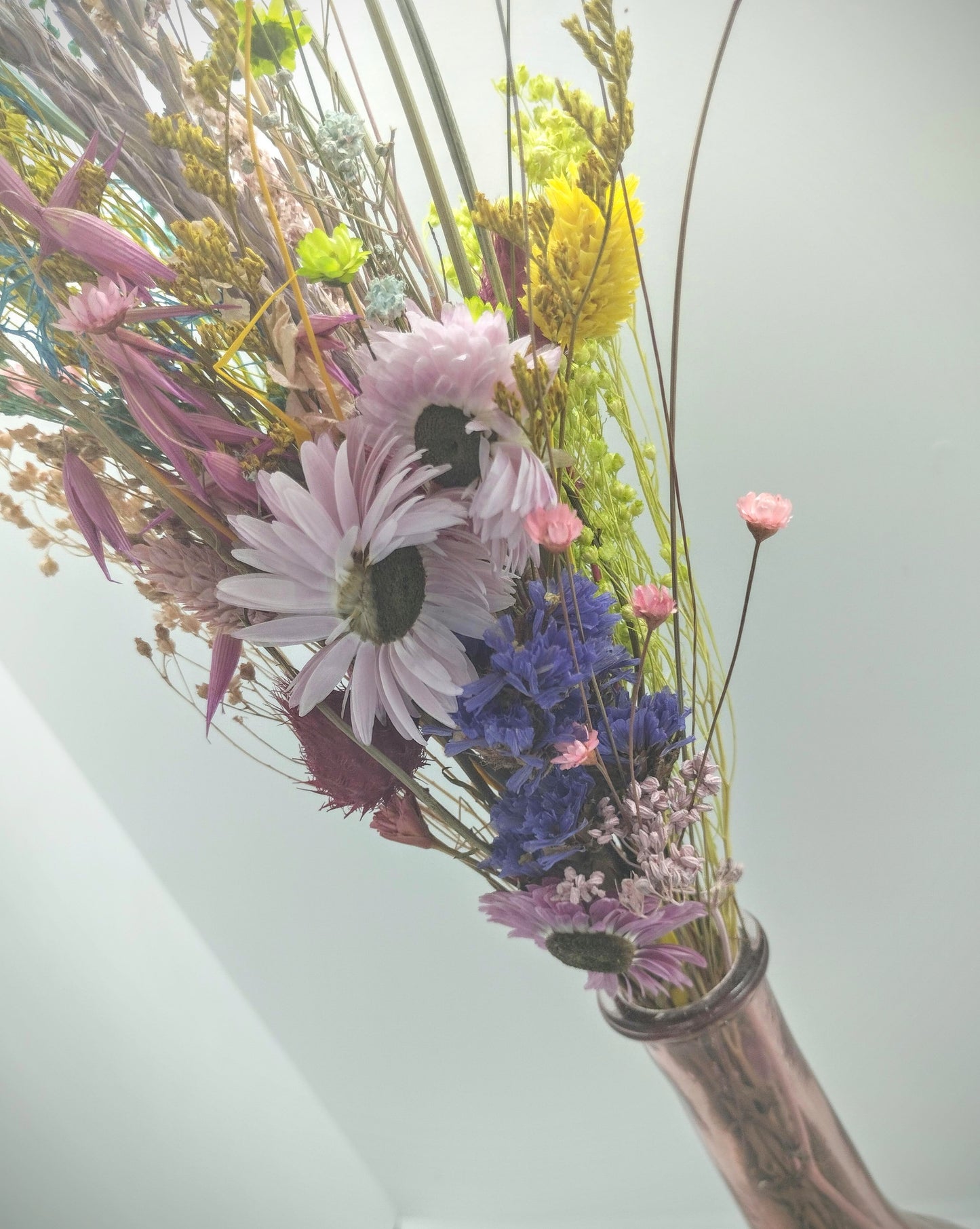 Droogbloemen in kleurrijk vaasje