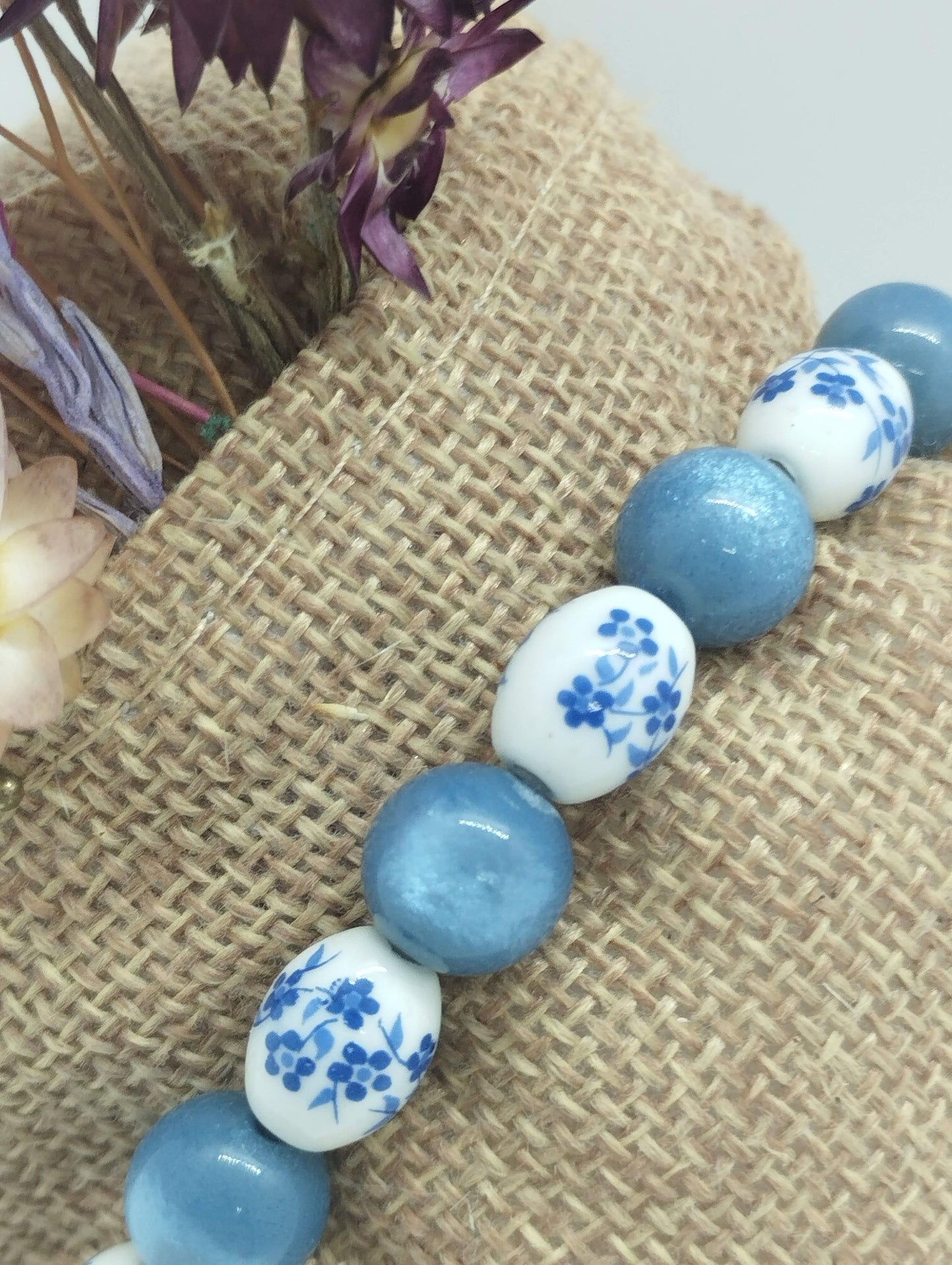 Armbandje met leuke retrokralen flowers
