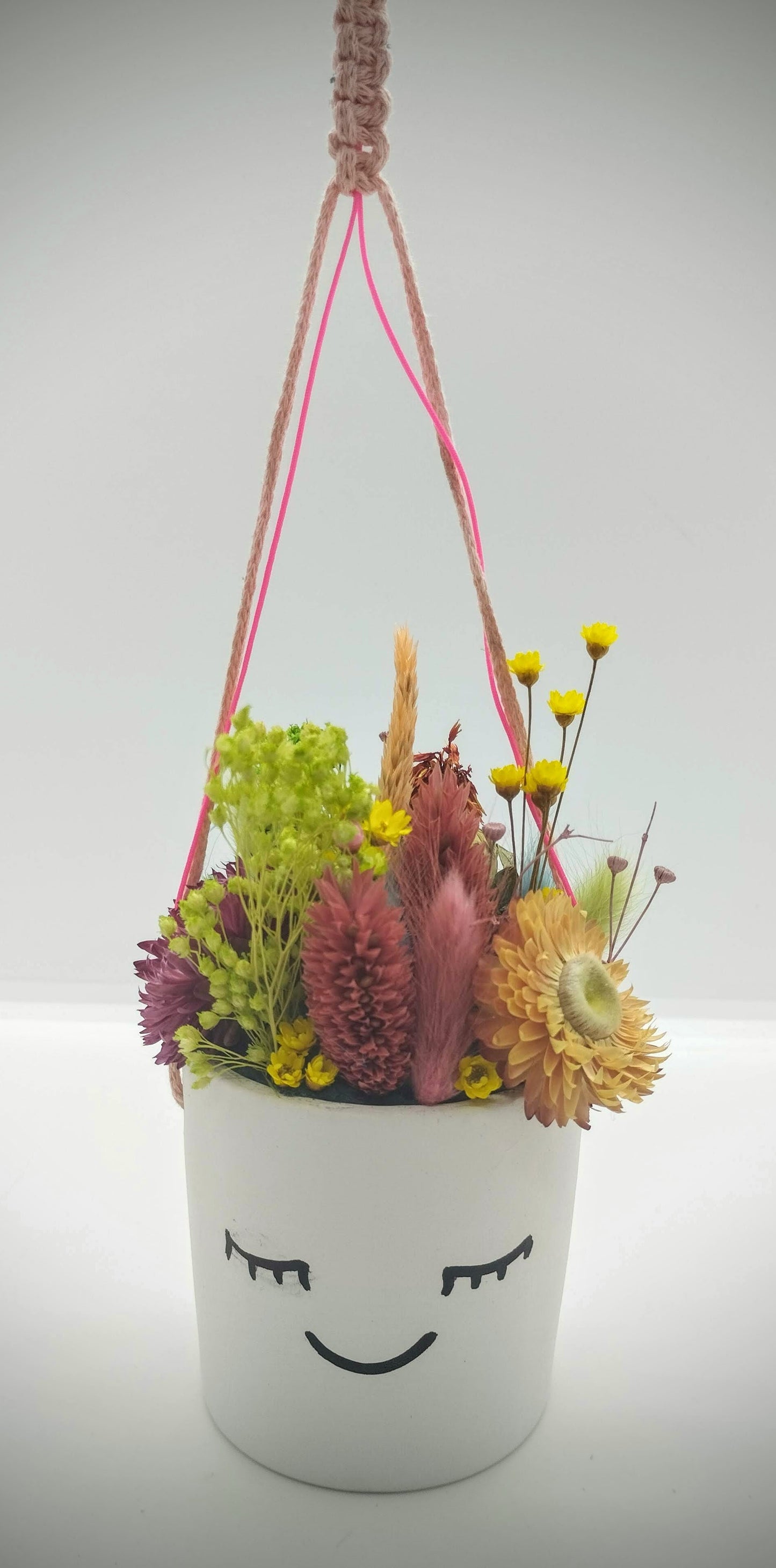 Hangpotje met Funny Face :-), droogbloemetjes & Macramé