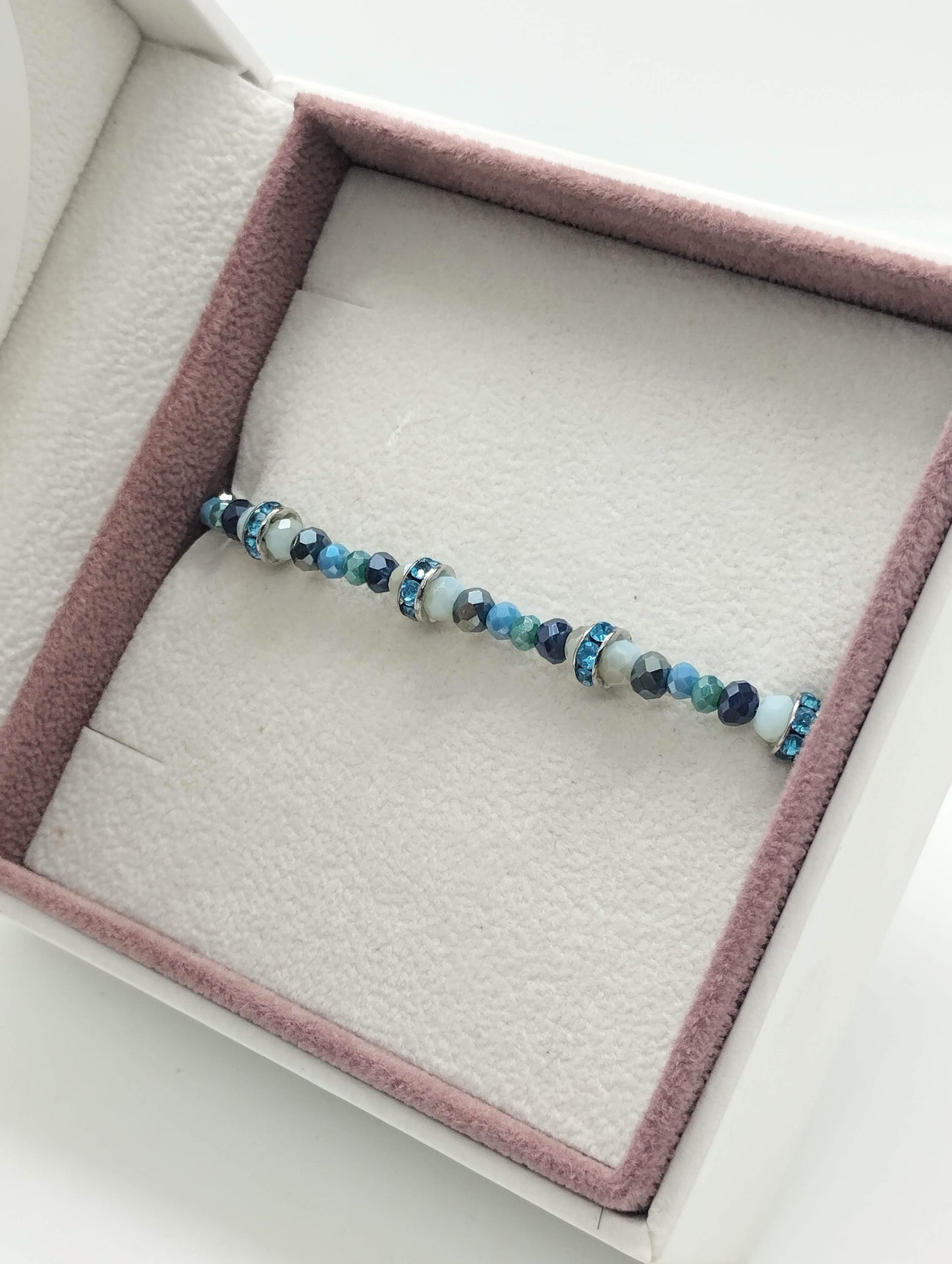 Armbandje met glaspareltjes