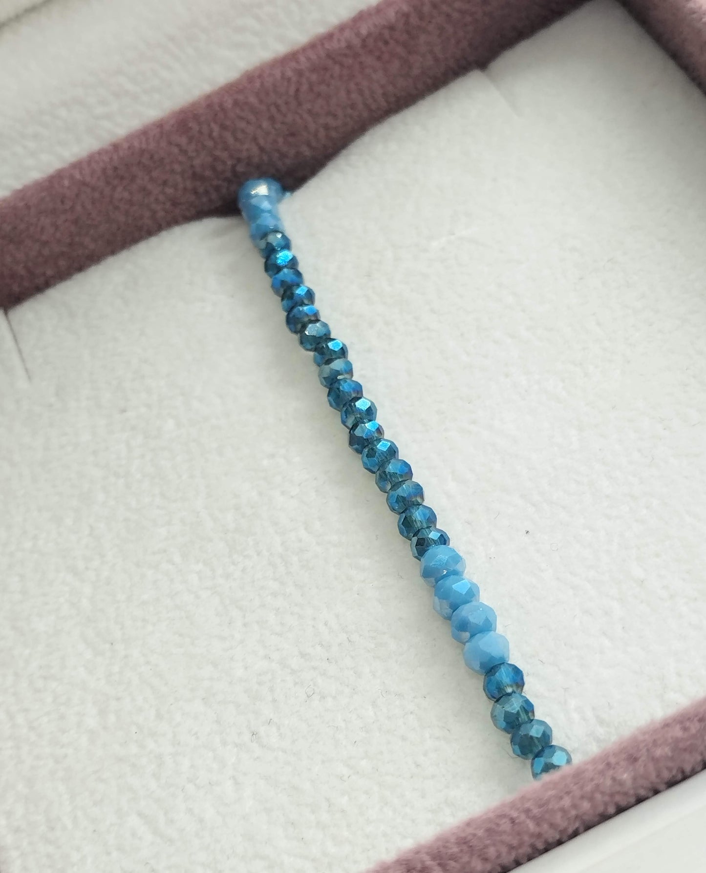 Armbandje met glaspareltjes