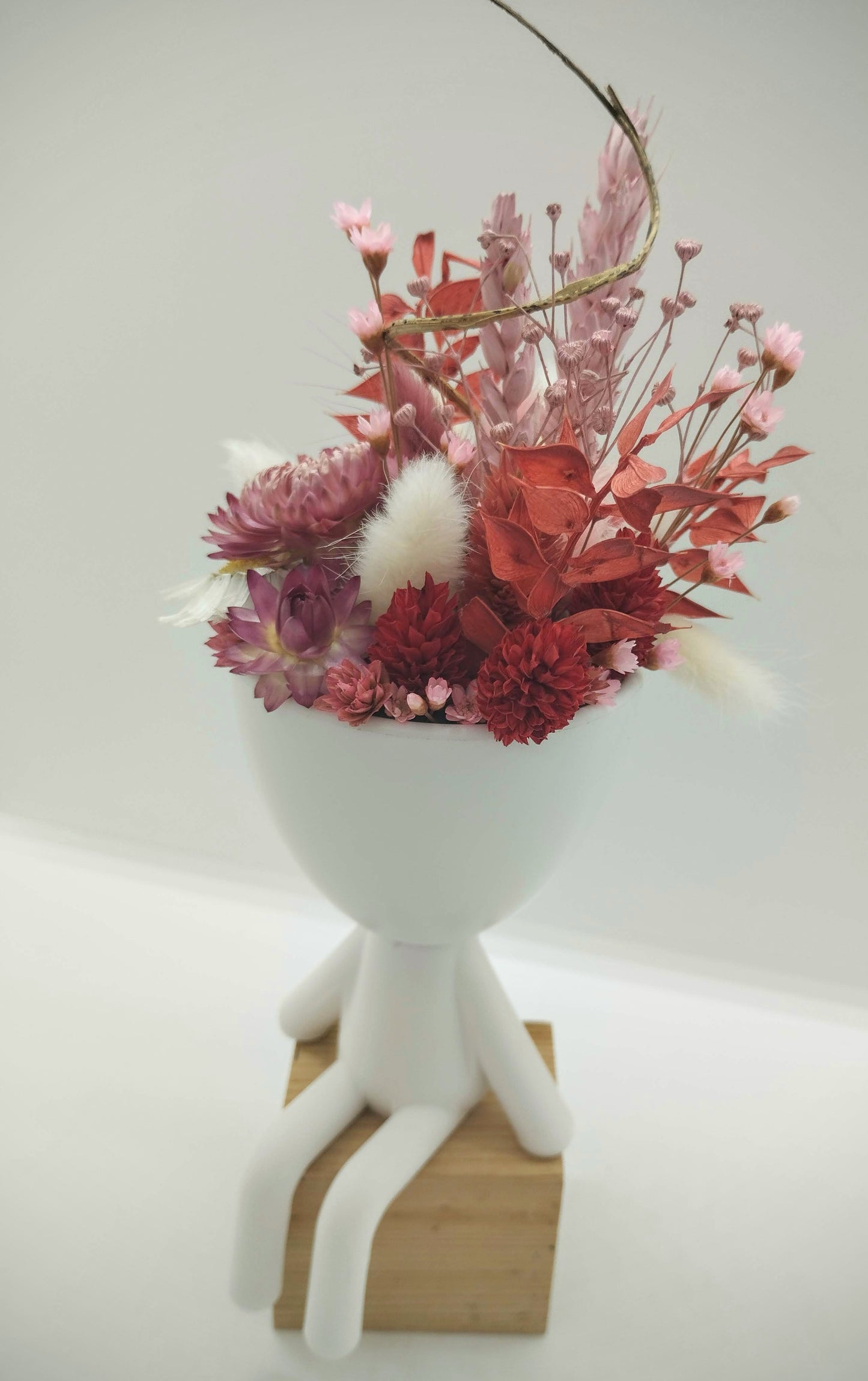 Plantenpotje mannetje met droogbloemen