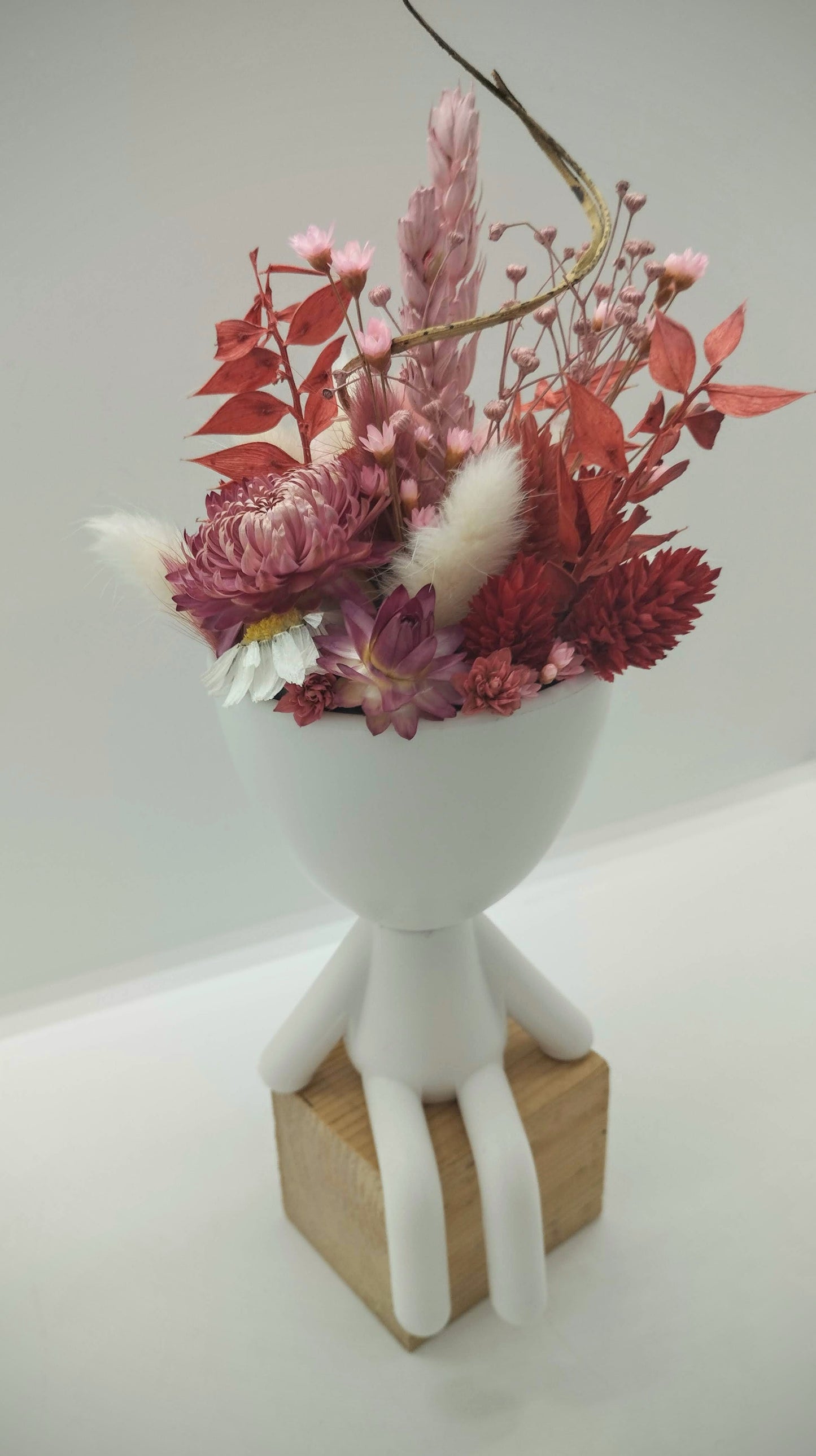 Plantenpotje mannetje met droogbloemen