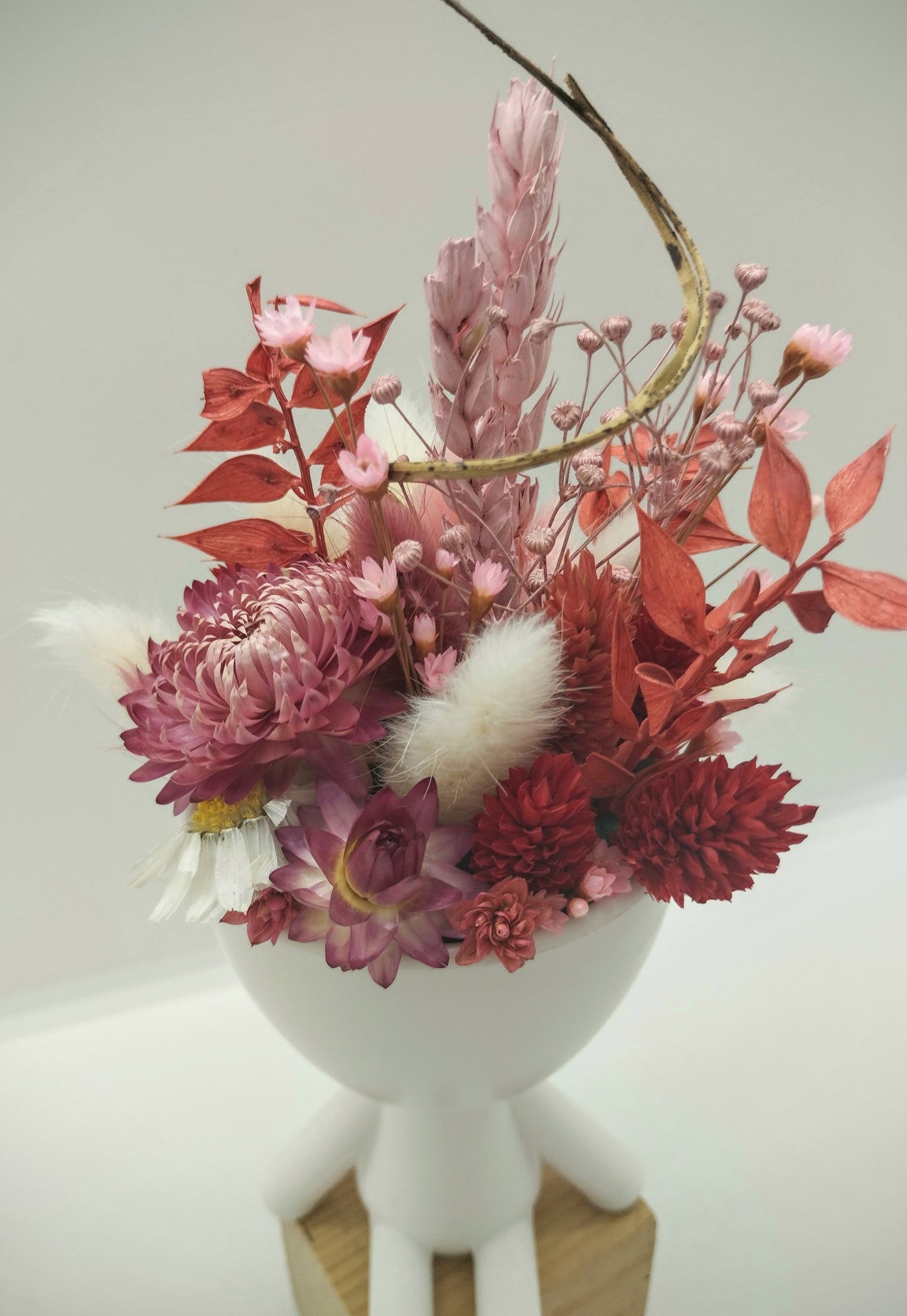Plantenpotje mannetje met droogbloemen