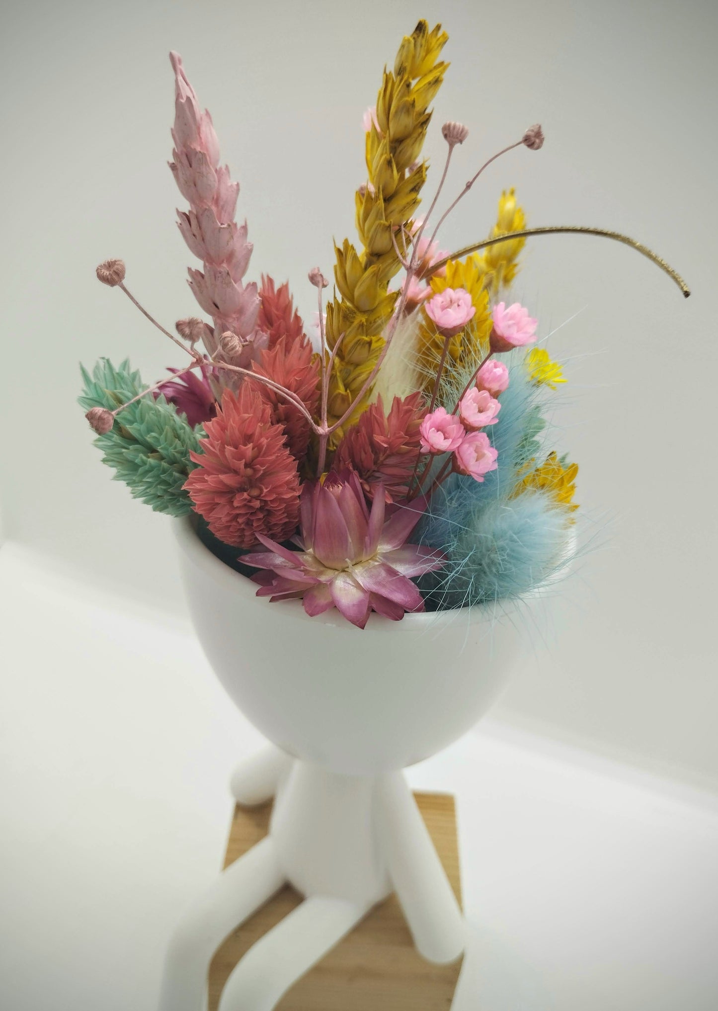Plantenpotje mannetje met droogbloemen