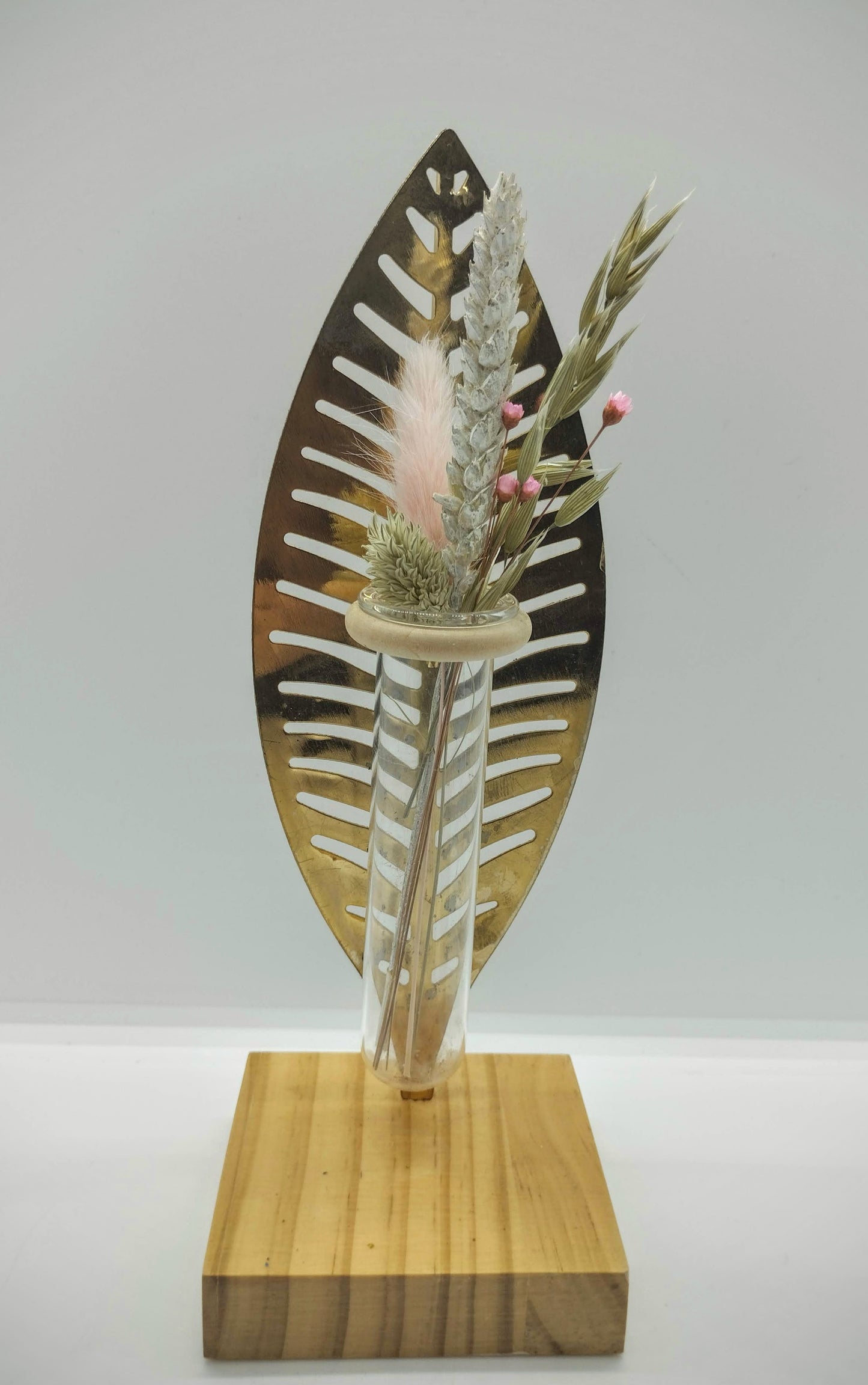 Gouden pluimen met droogbloemetjes