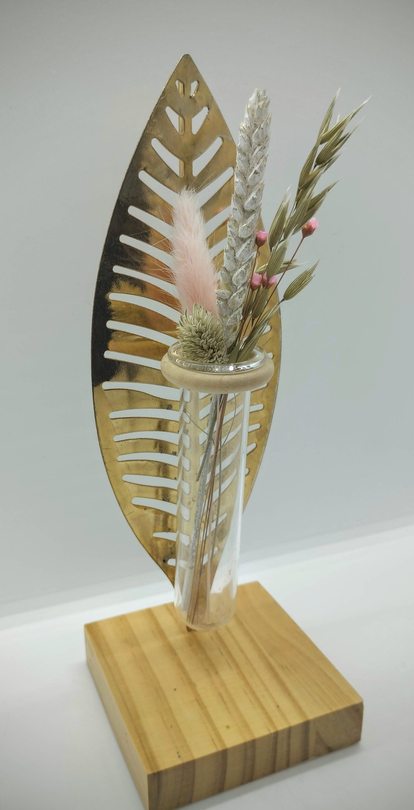 Gouden pluimen met droogbloemetjes
