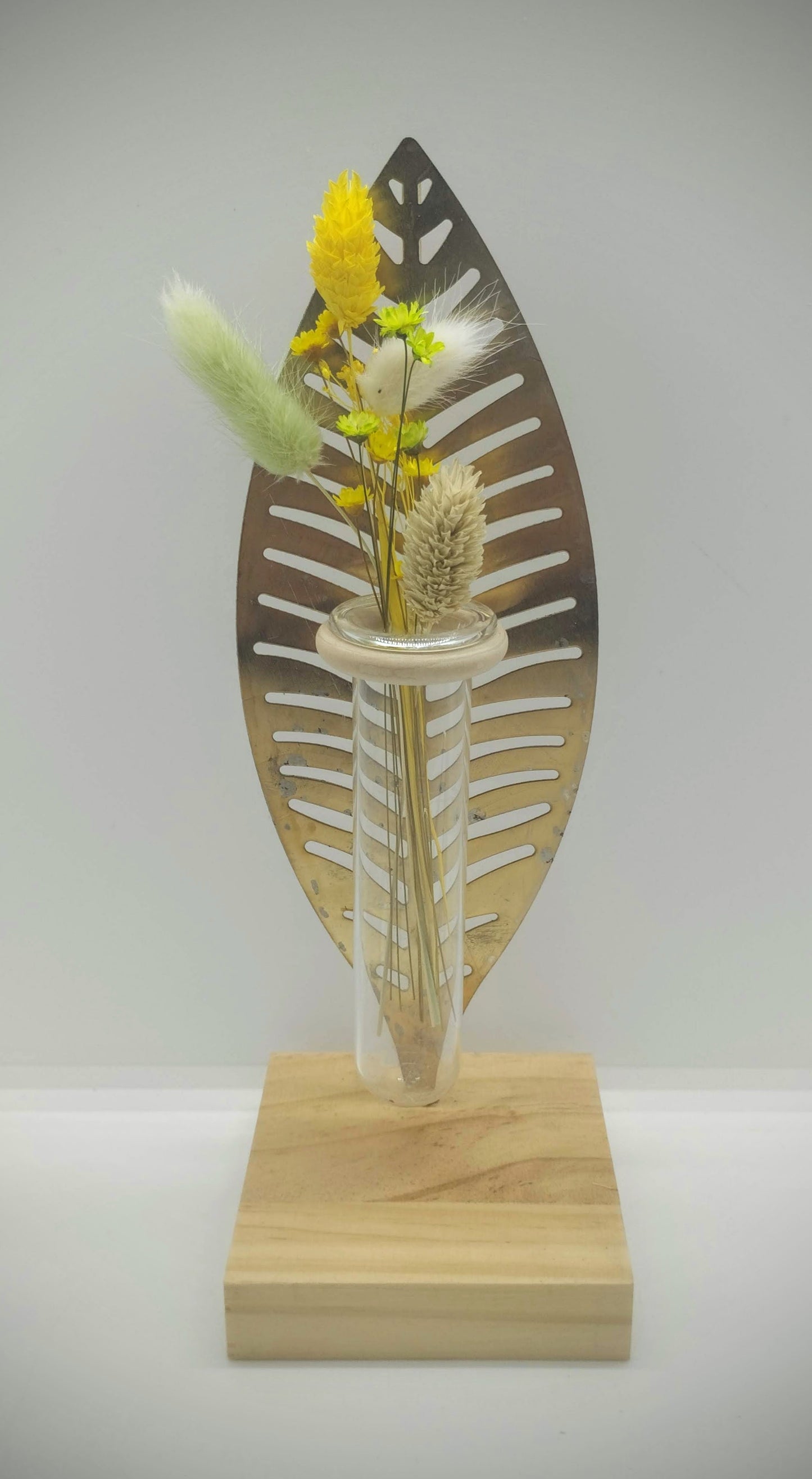 Gouden pluimen met droogbloemetjes
