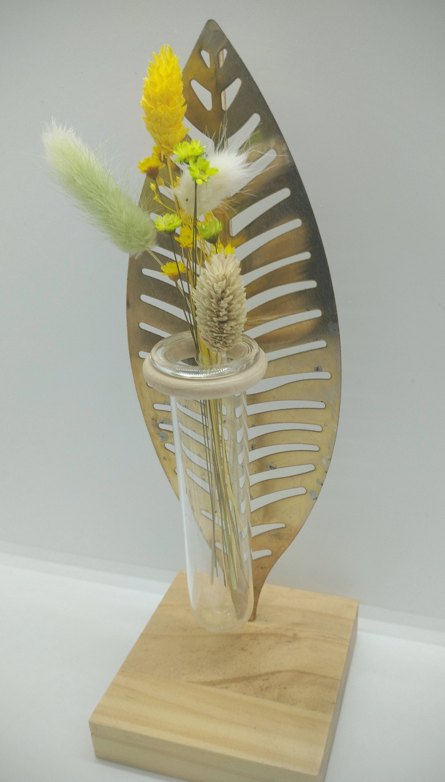 Gouden pluimen met droogbloemetjes