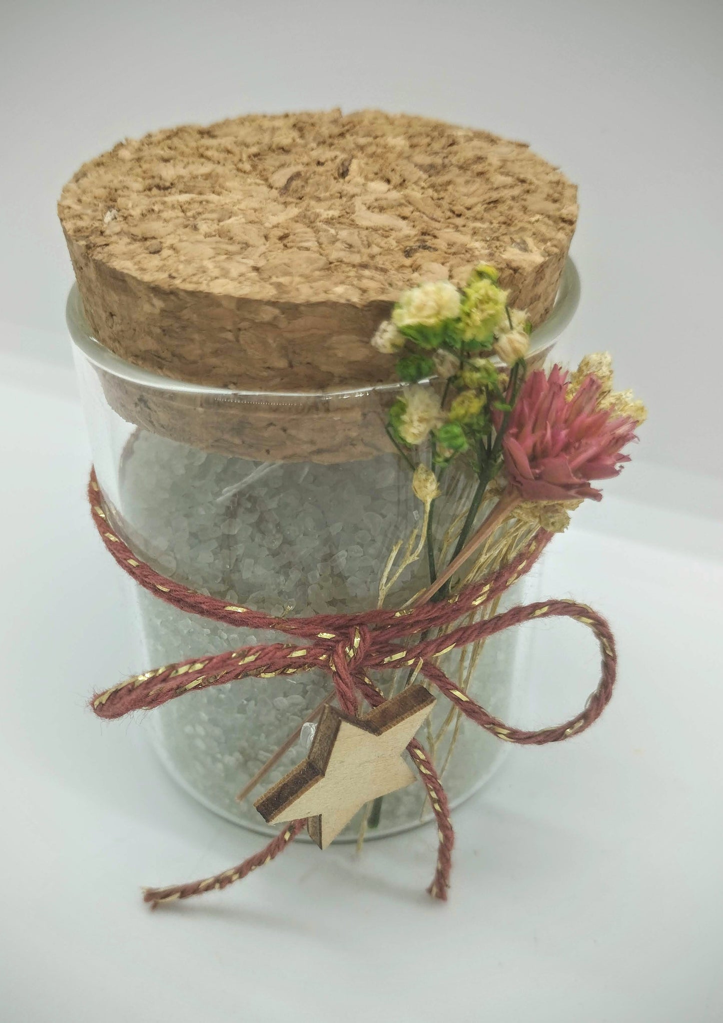 Glazen potje met scrubzout en droogbloemetjes