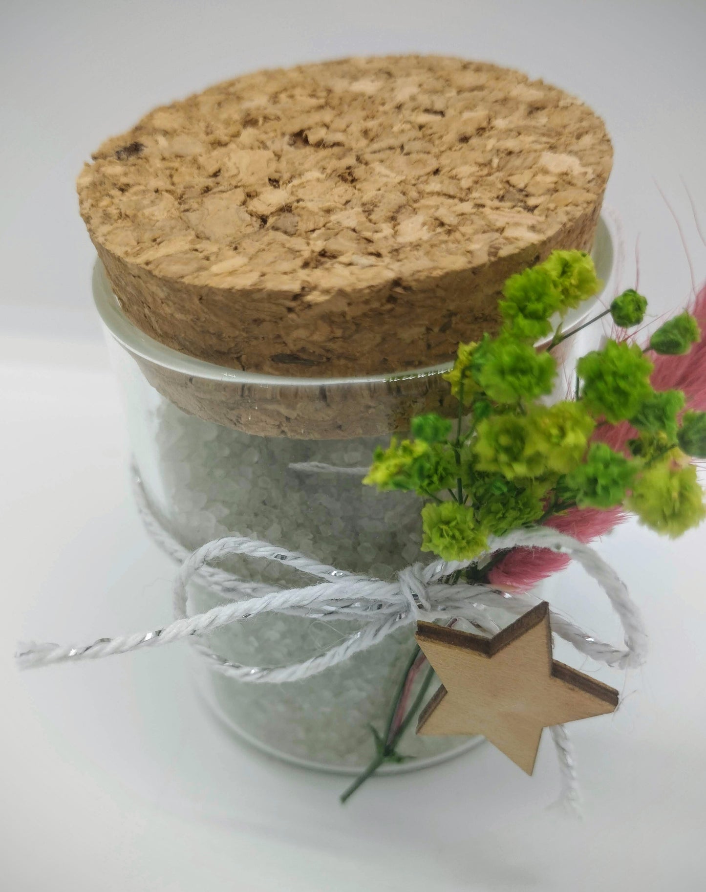 Glazen potje met scrubzout en droogbloemetjes