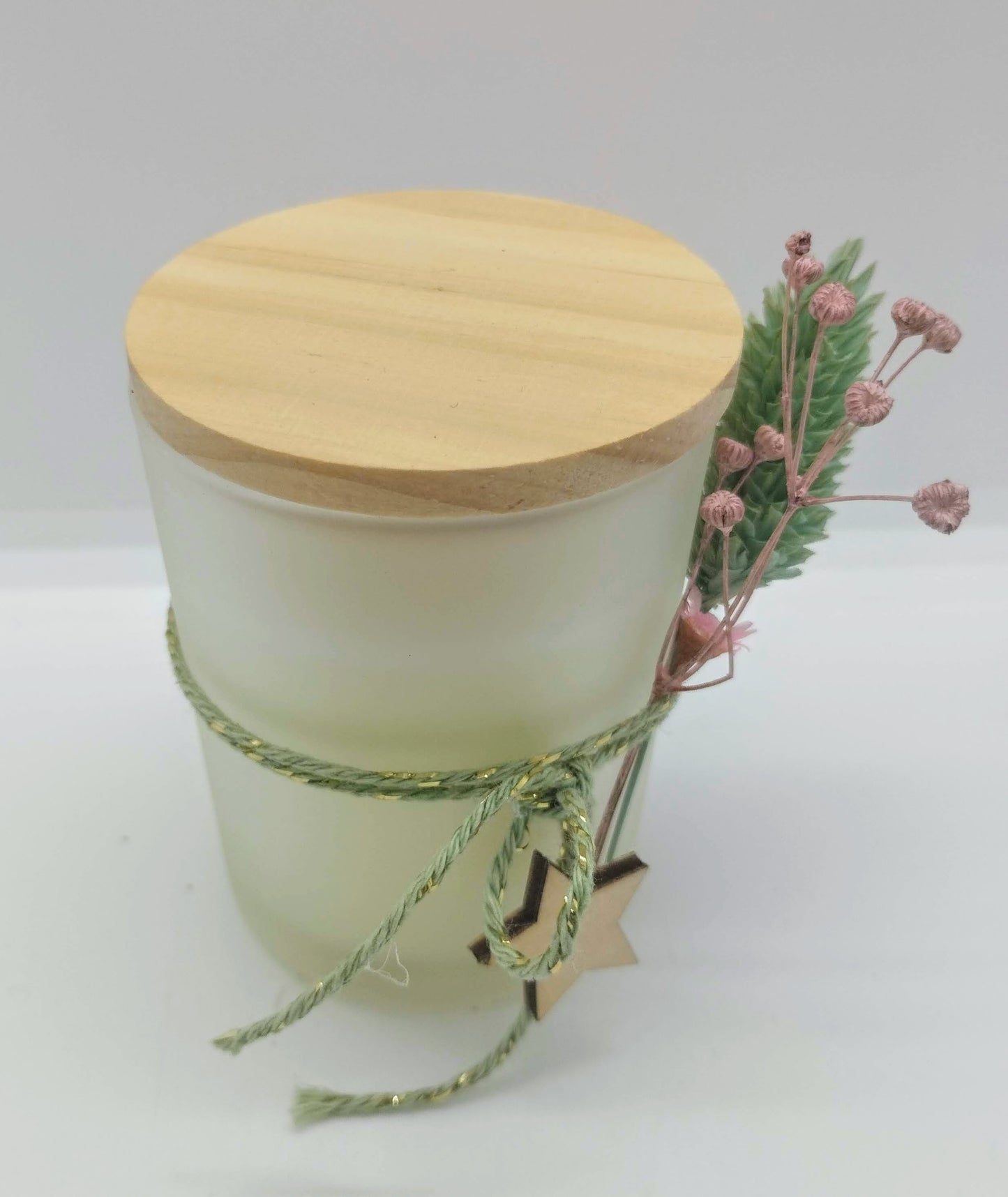 Geurkaarsje met droogbloemetjes en houten deksel