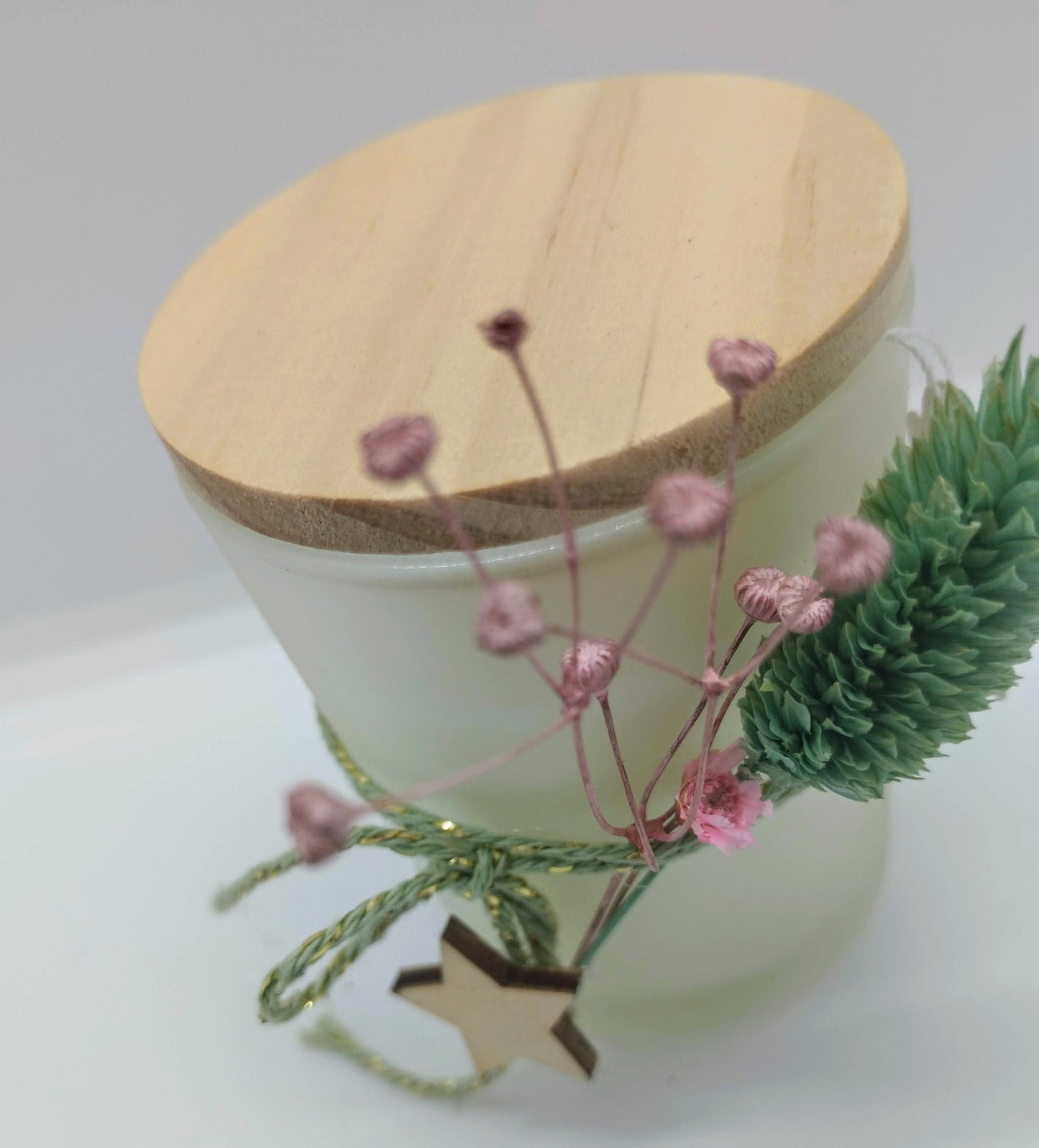 Geurkaarsje met droogbloemetjes en houten deksel