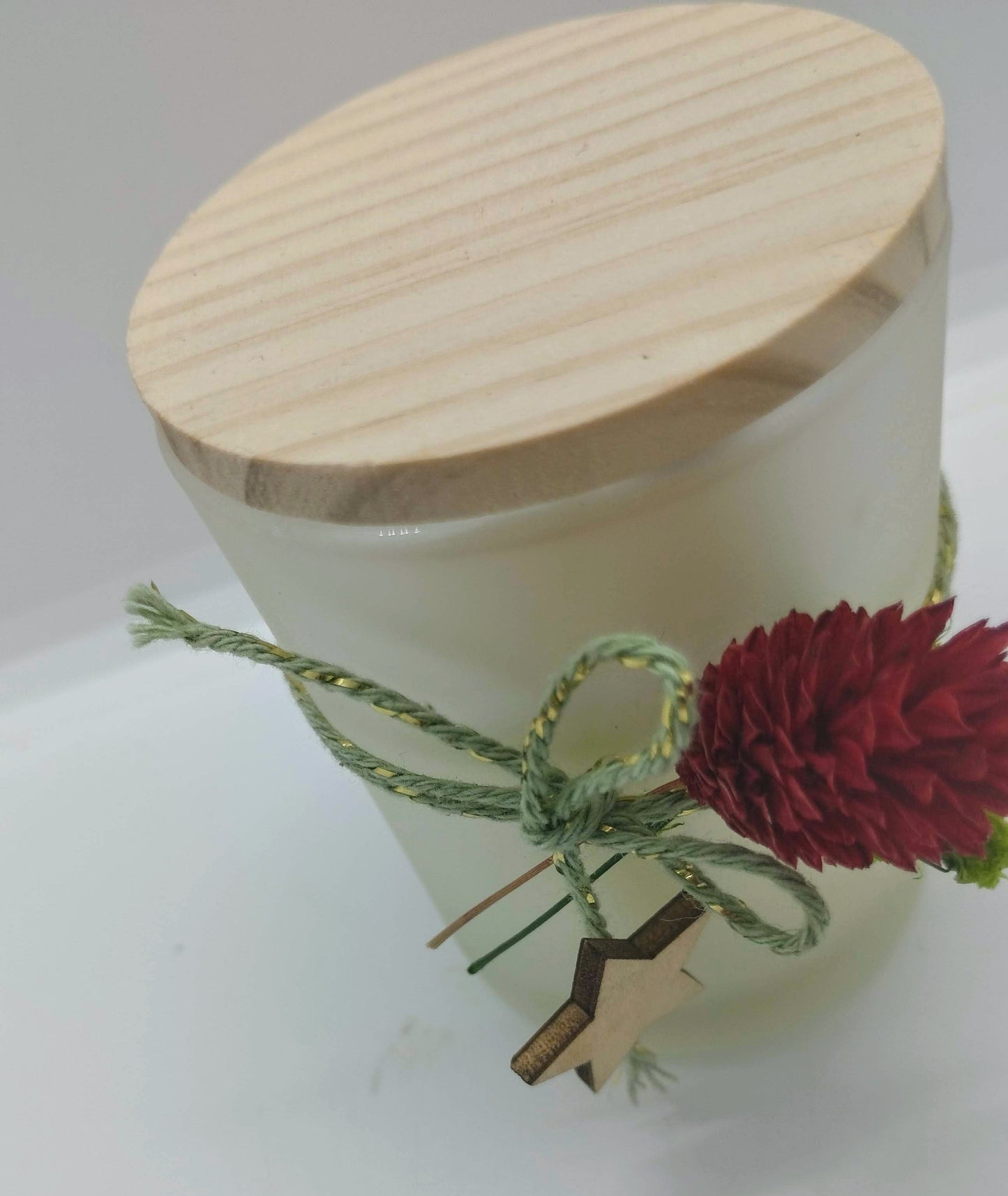 Geurkaarsje met droogbloemetjes en houten deksel