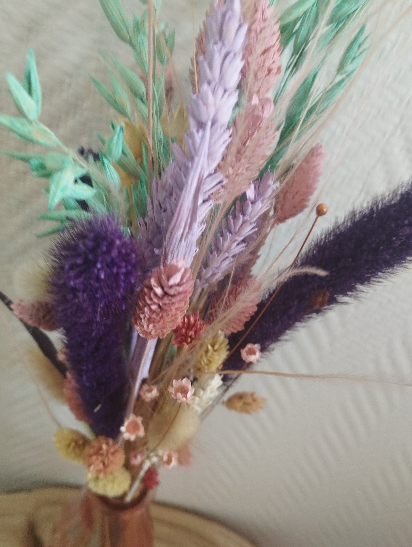 Droogbloemen in kleurrijk vaasje