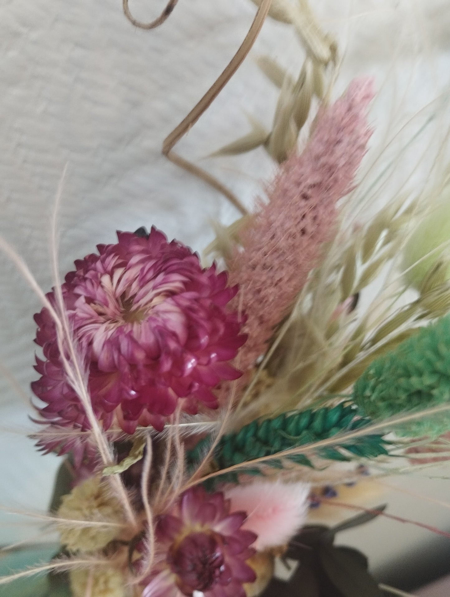 Droogbloemen in kleurrijk vaasje