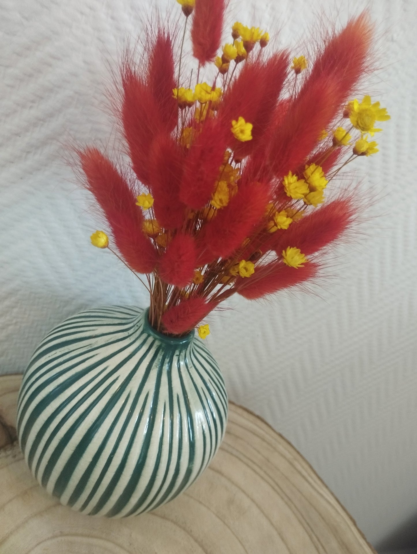 Droogbloemen in rond keramieke vaasje