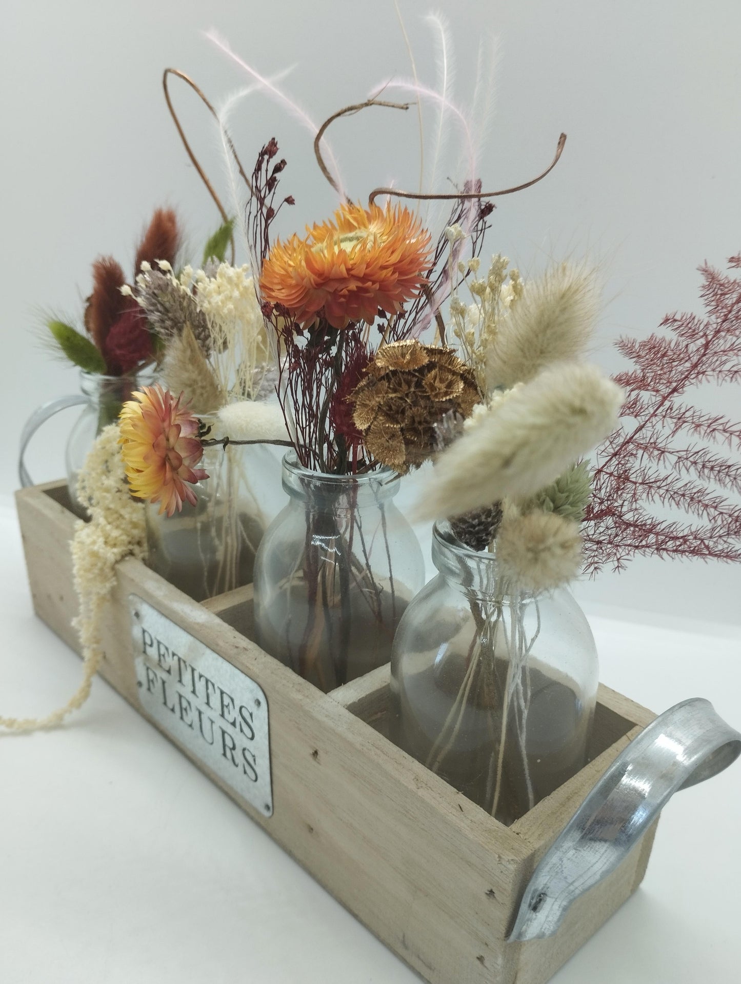 Droogbloemen in vaasjes & houten bakje