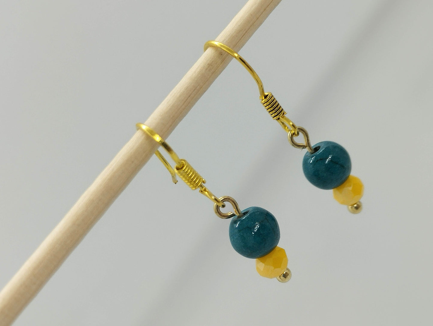 Oorbellenset Keramiek Dark petrol & Shiny Facet kraaltje yellow- Hangertjes (Goud - Nikkelvrij)