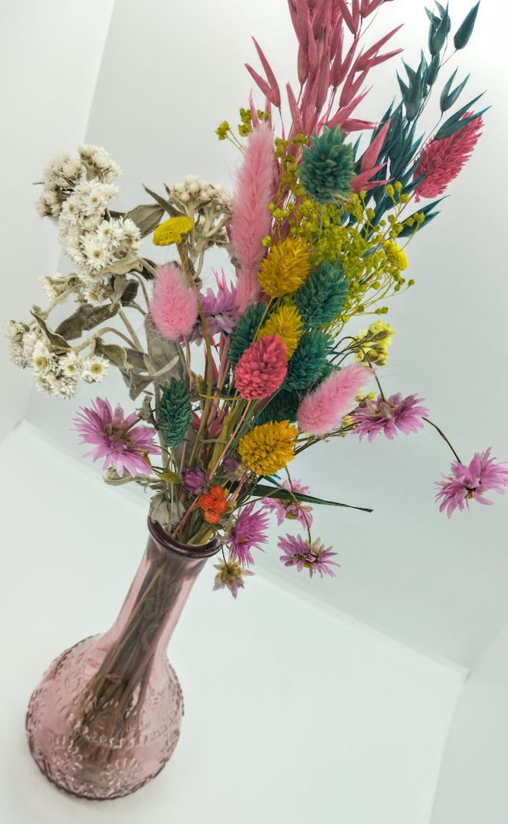 Droogbloemen in kleurrijk vaasje