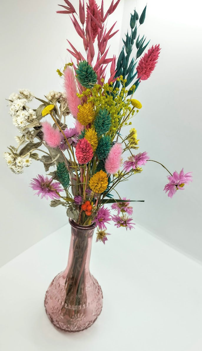 Droogbloemen in kleurrijk vaasje