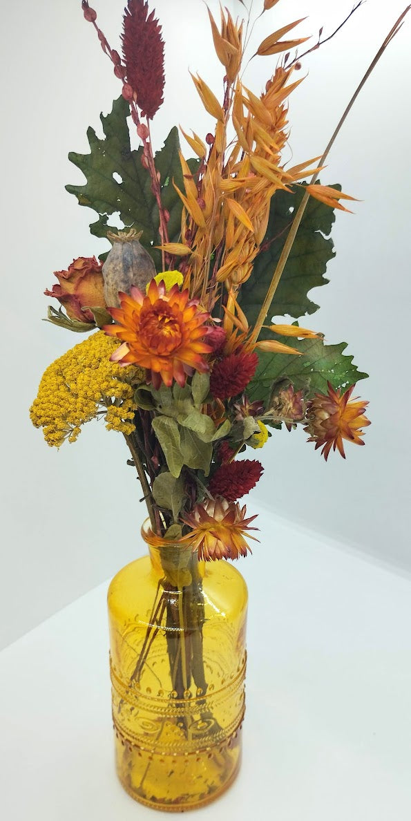 Droogbloemen in kleurrijk vaasje