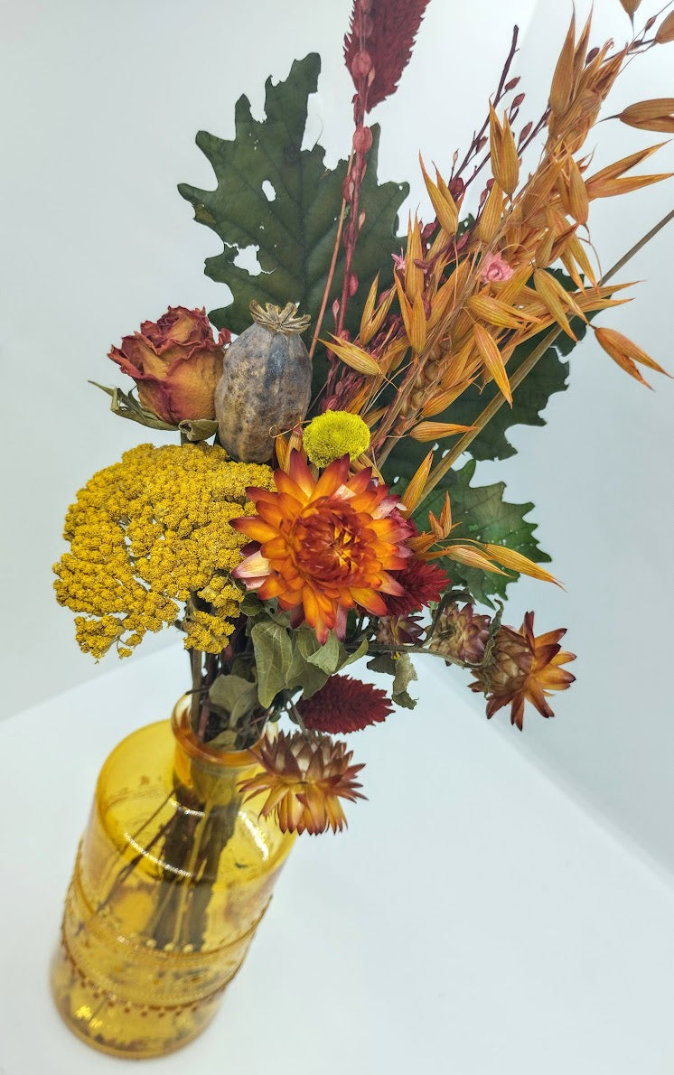 Droogbloemen in kleurrijk vaasje