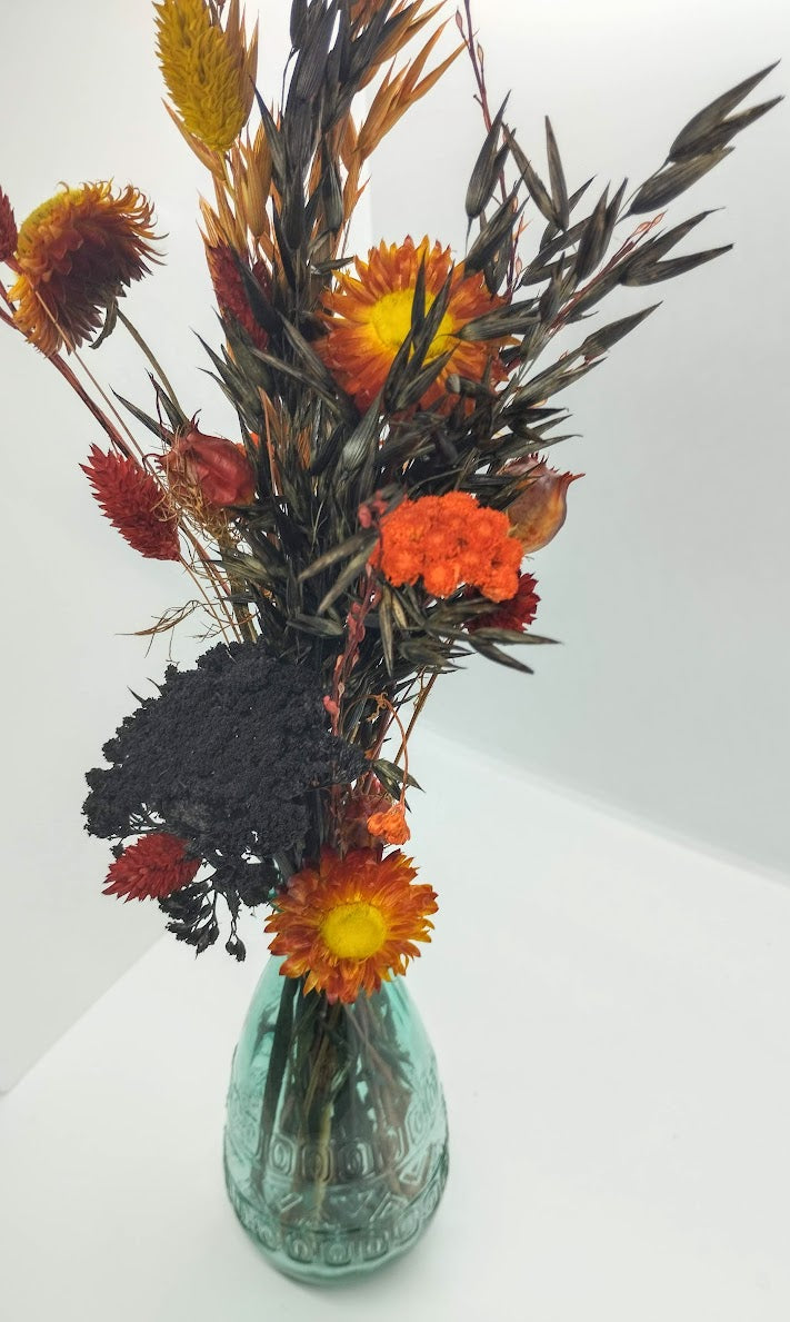 Droogbloemen in kleurrijk vaasje