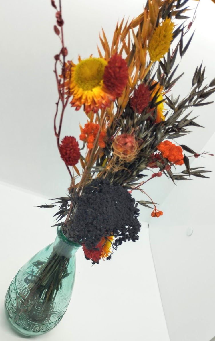 Droogbloemen in kleurrijk vaasje