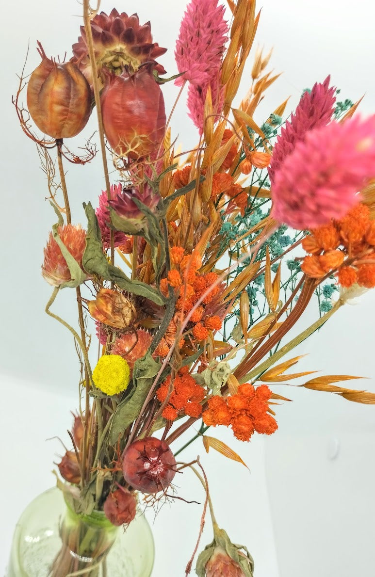 Droogbloemen in kleurrijk vaasje