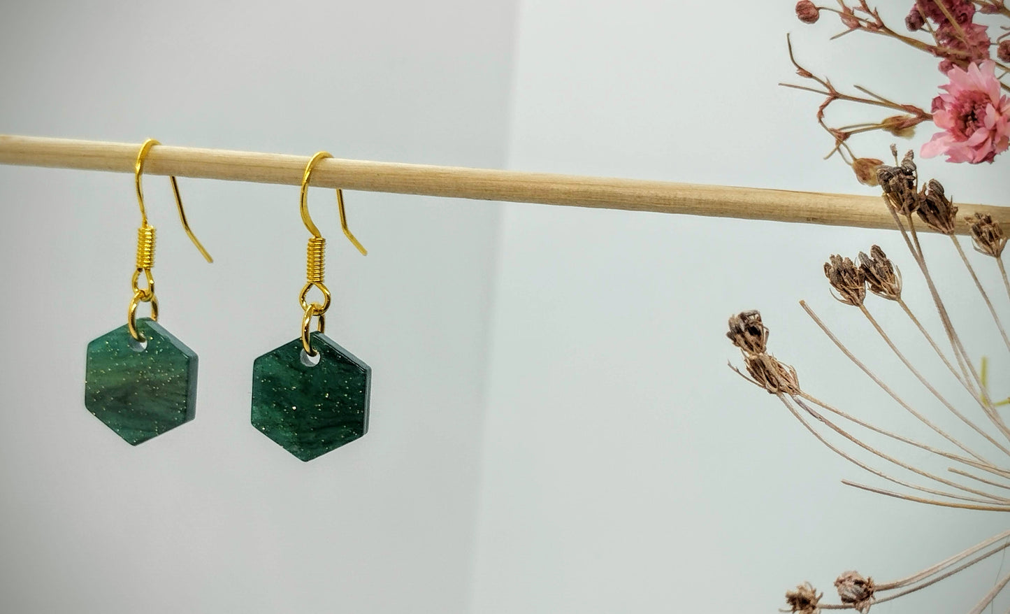 Oorbellenset Resin hangertjes Hexagon Ocean Green (Goud- Nikkelvrij)