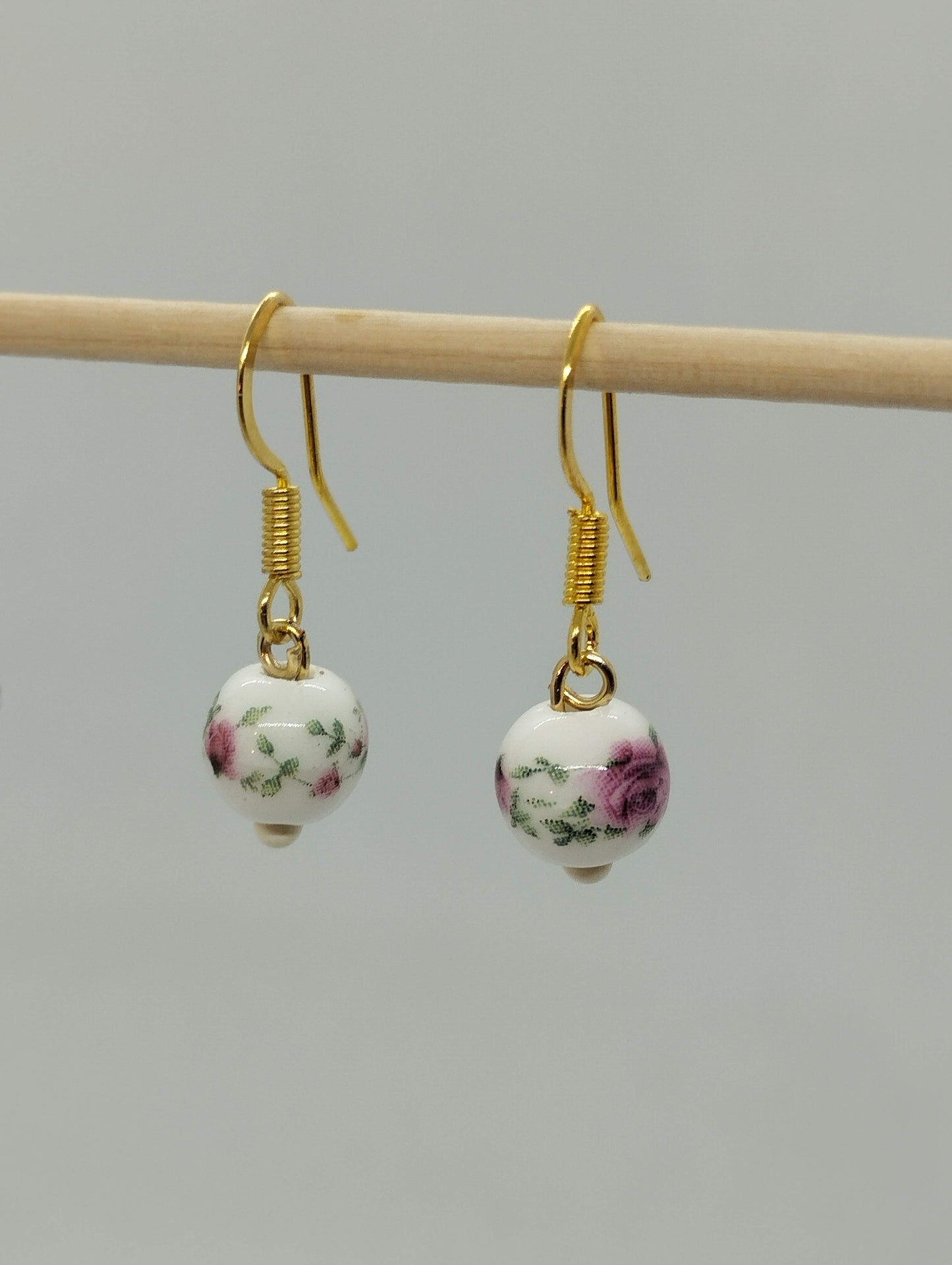 Oorbellenset Keramiek hangertjes WHITE-BERRY PINK (Goud- Nikkelvrij)