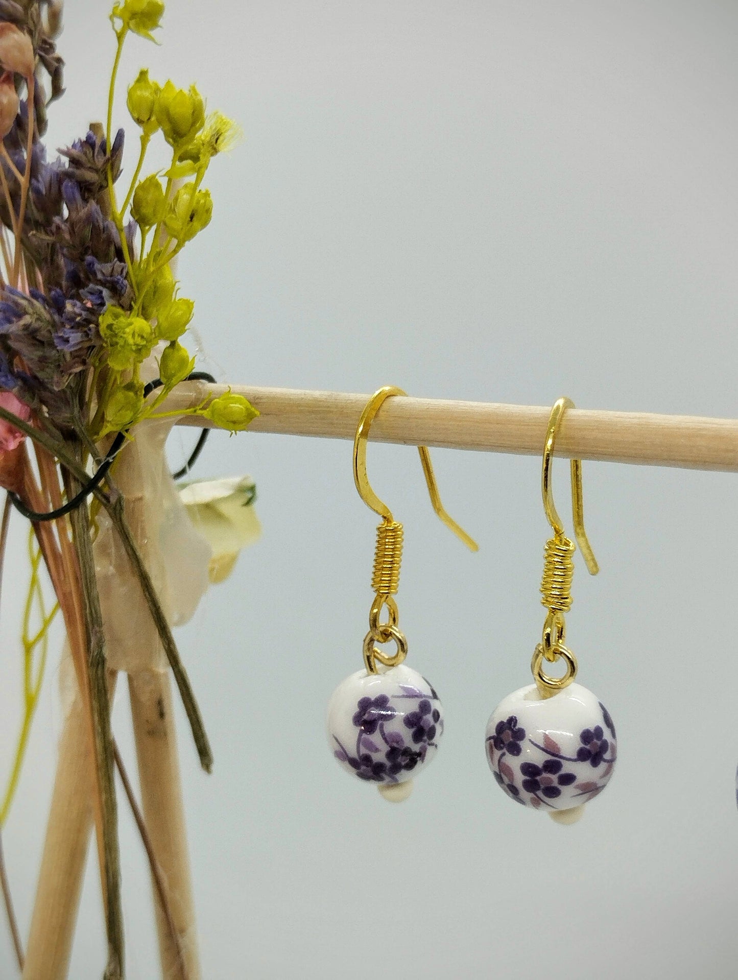 Oorbellenset Keramiek hangertjes WHITE-LOTUS PURPLE (Goud- Nikkelvrij)