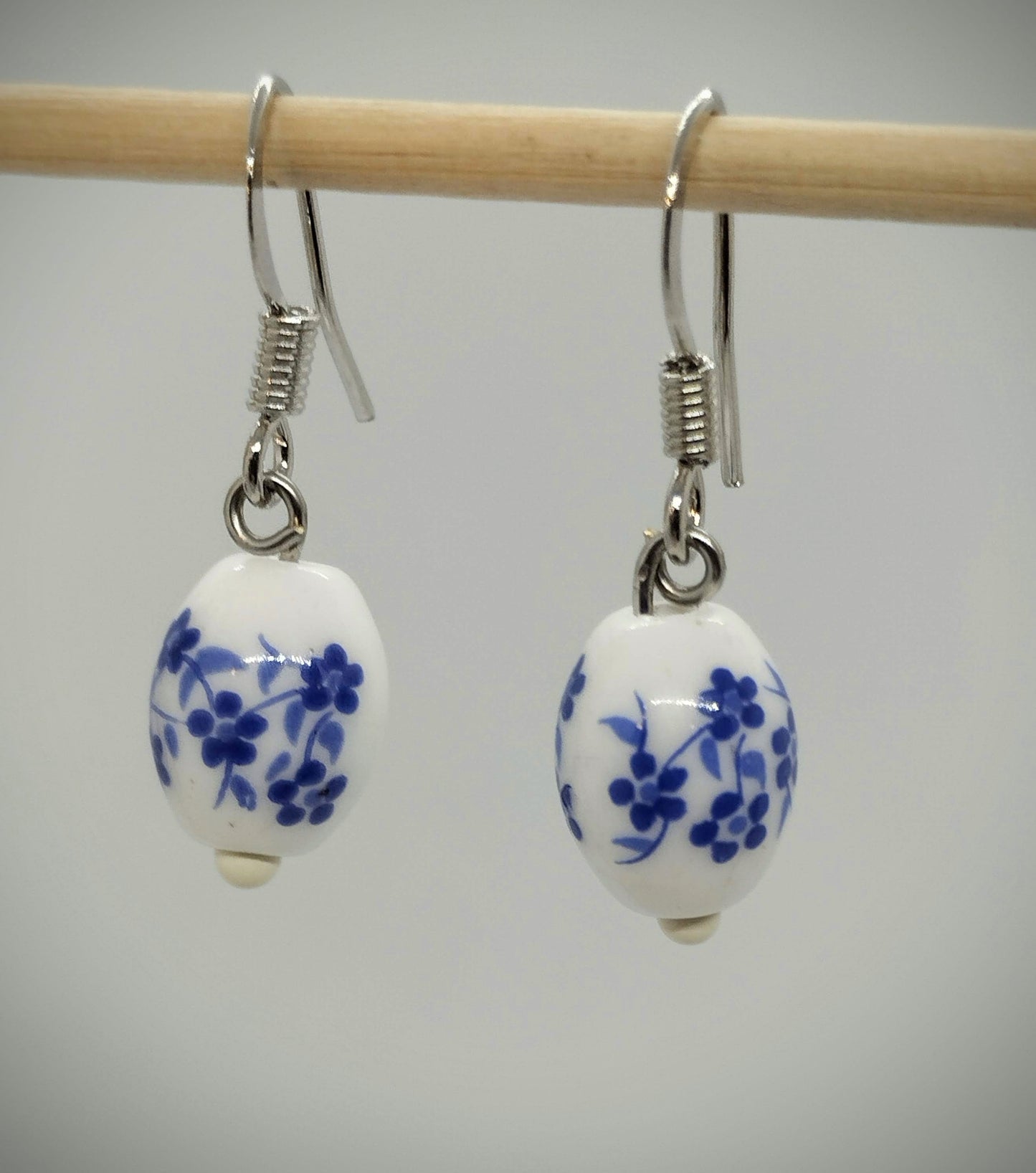 Oorbellenset Keramiek hangertjes OVAAL WHITE-DELFT BLUE (Zilver- Nikkelvrij)