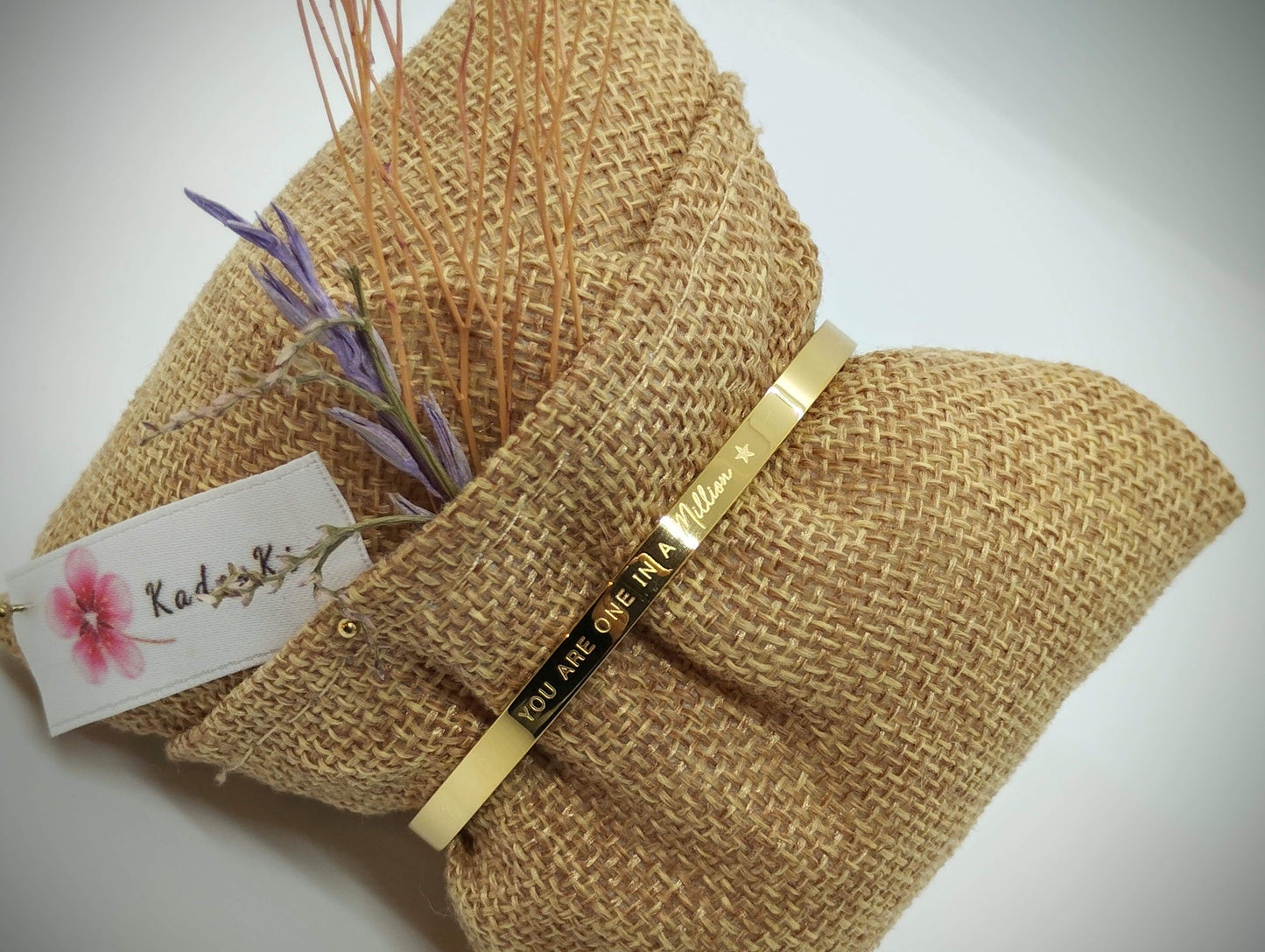 Armband (Goud RVS) met gravure: You are one in a million (vaste kliksluiting)